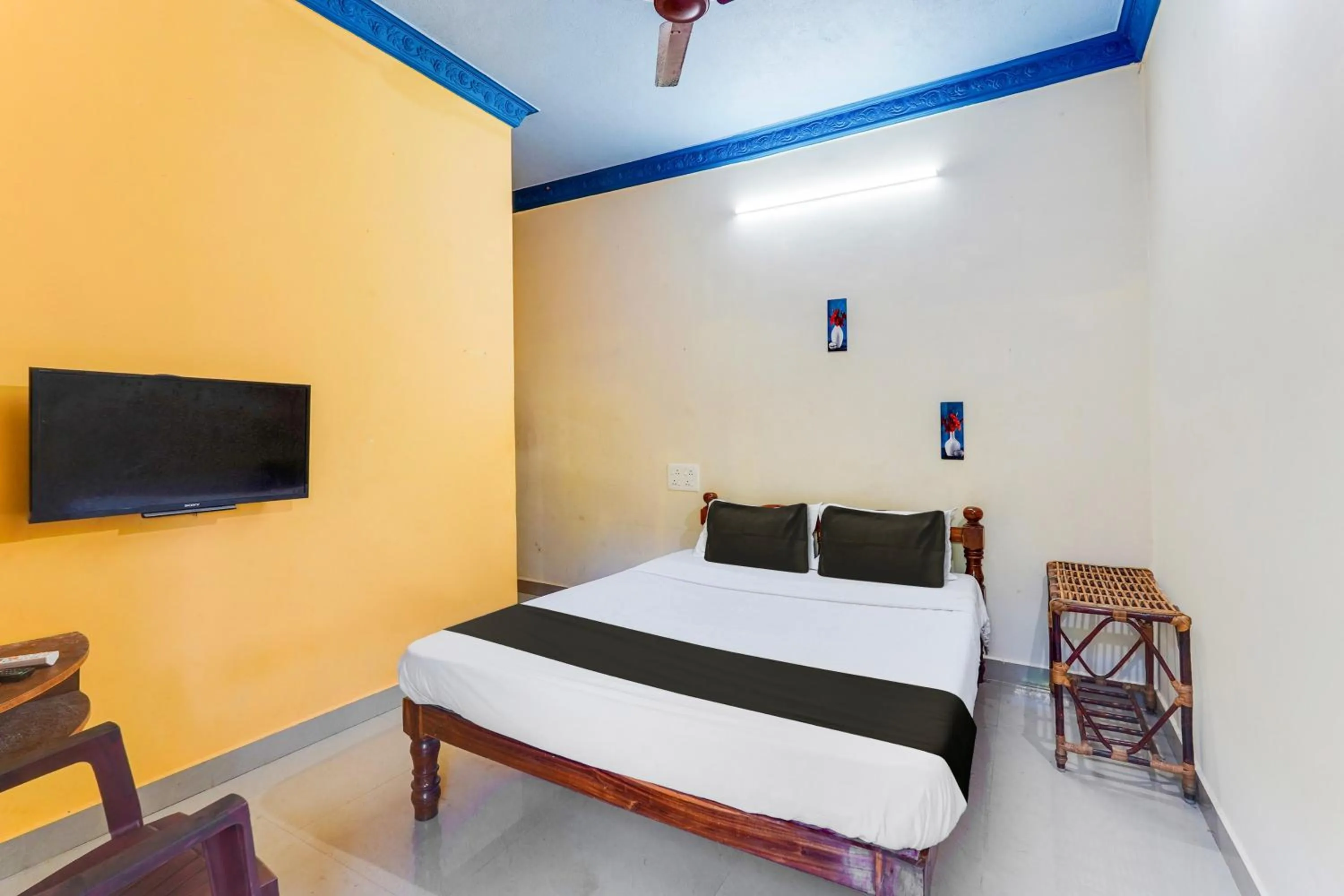 Bedroom, Bed in Hotel O Raghul Residency