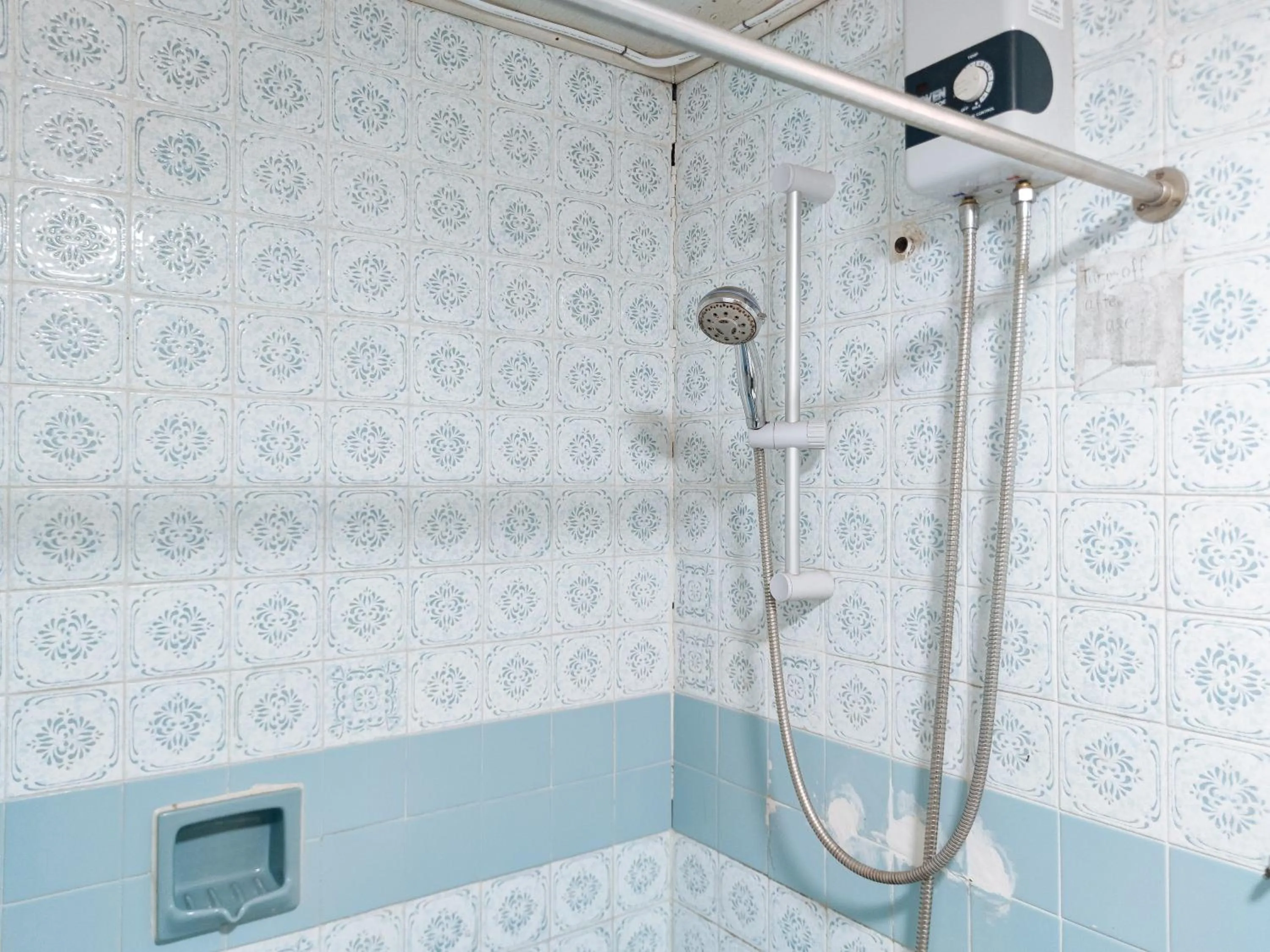 Shower in RedDoorz @ Monterrazas Village Homestay Baguio