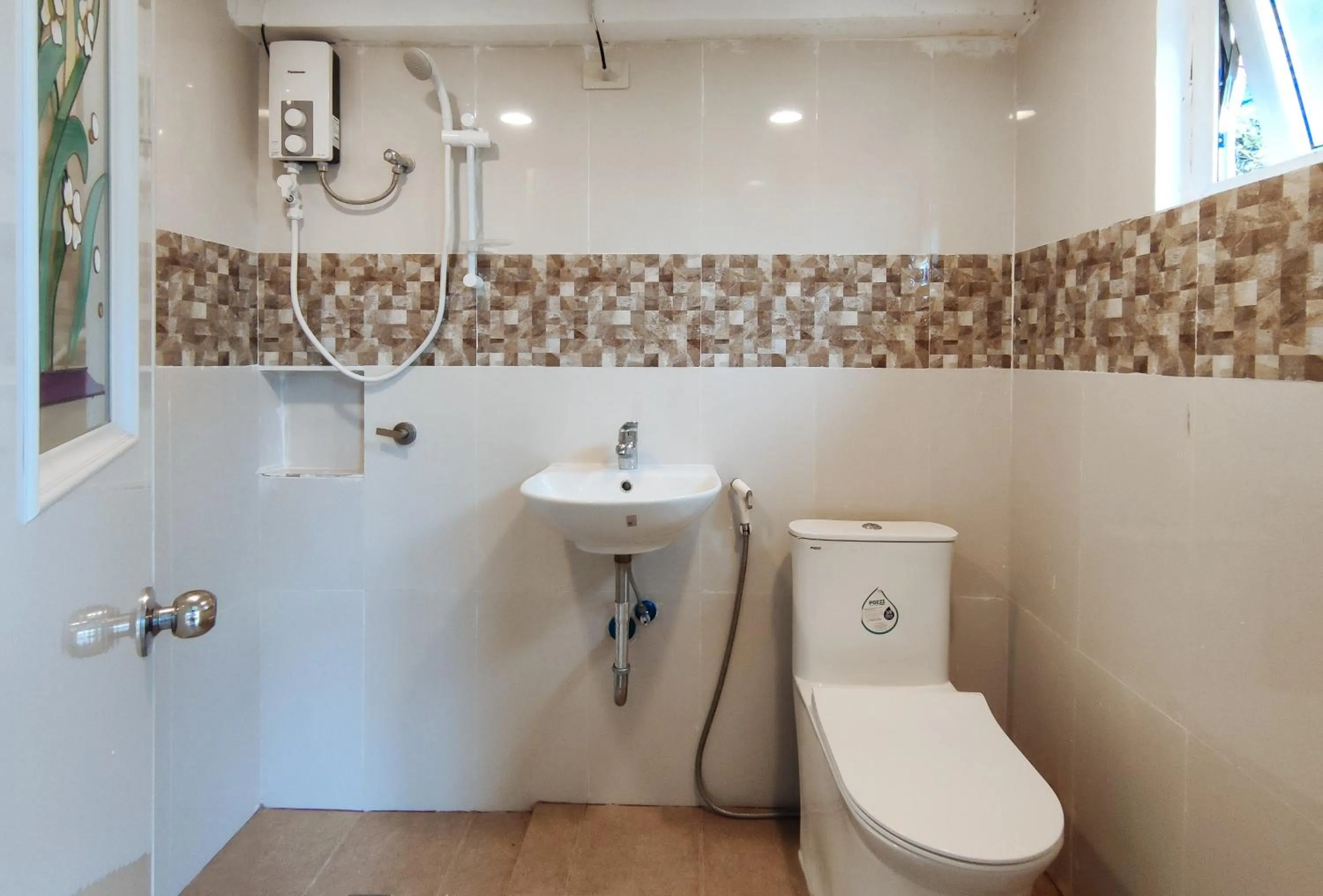 Shower in RedDoorz @ Monterrazas Village Homestay Baguio