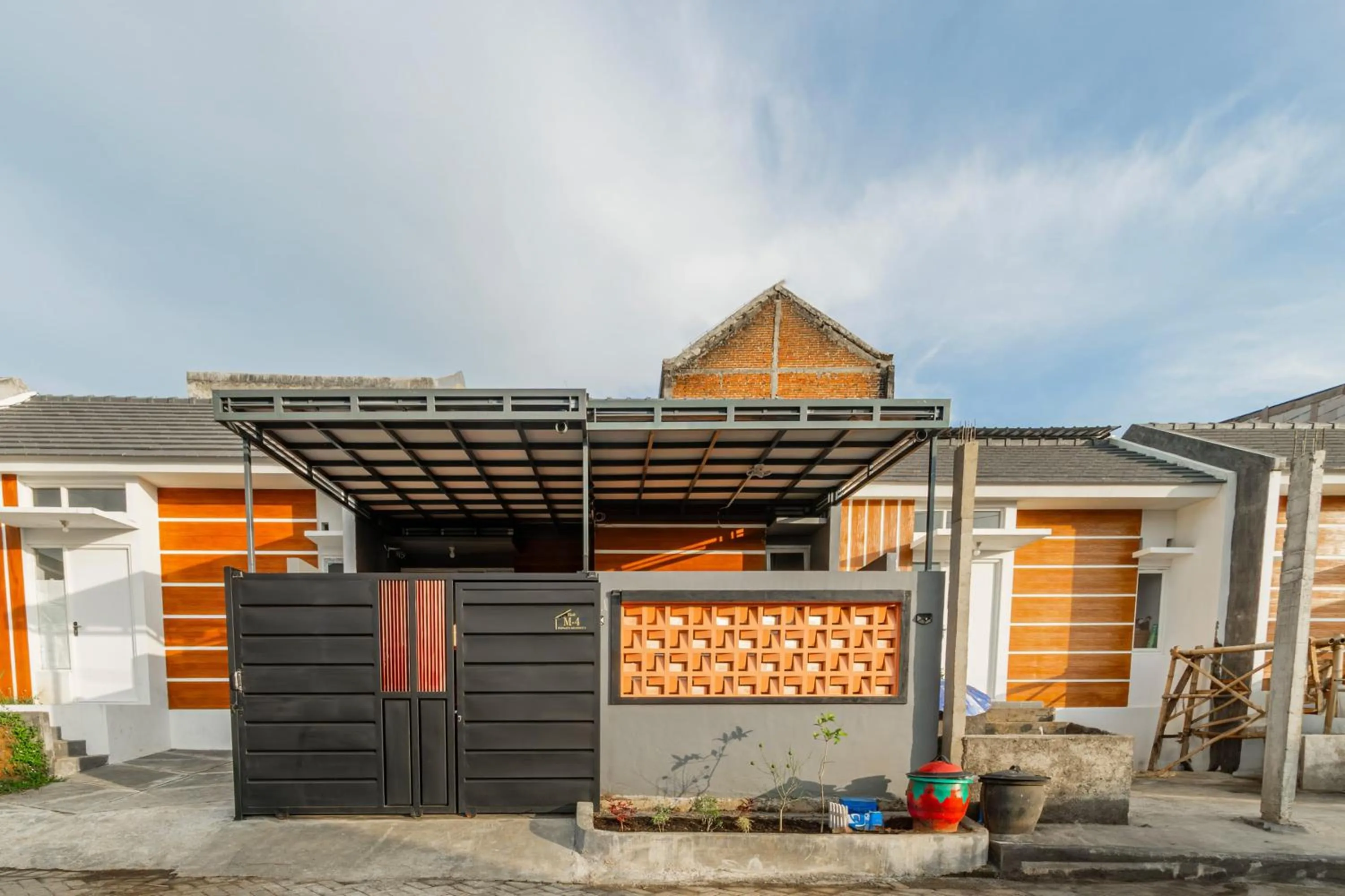 Facade/entrance in Hotel O Bidara Guest House Syariah