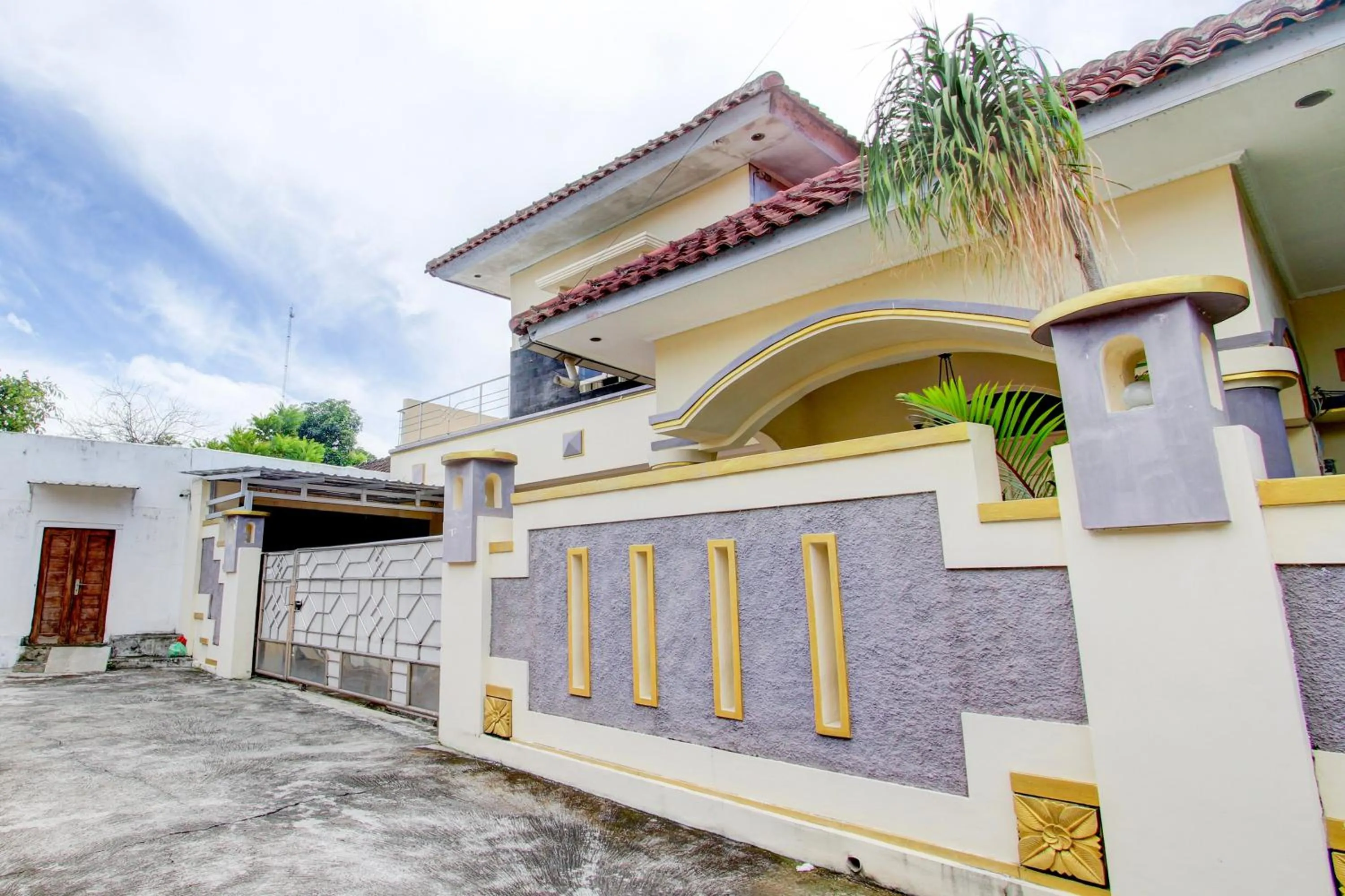 Facade/entrance in Hotel O Kenzie Bunkbed Syariah