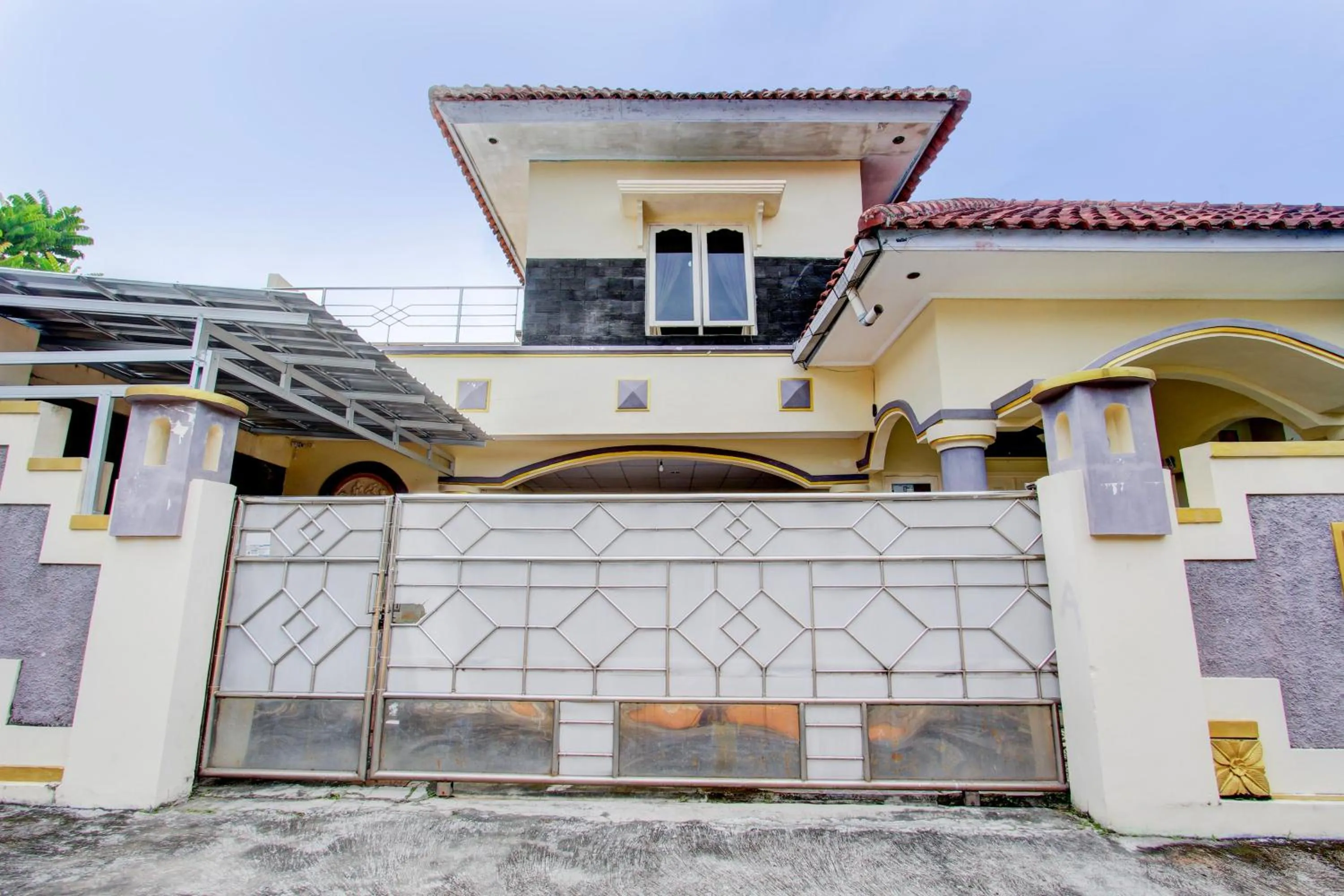 Facade/entrance in Hotel O Kenzie Bunkbed Syariah