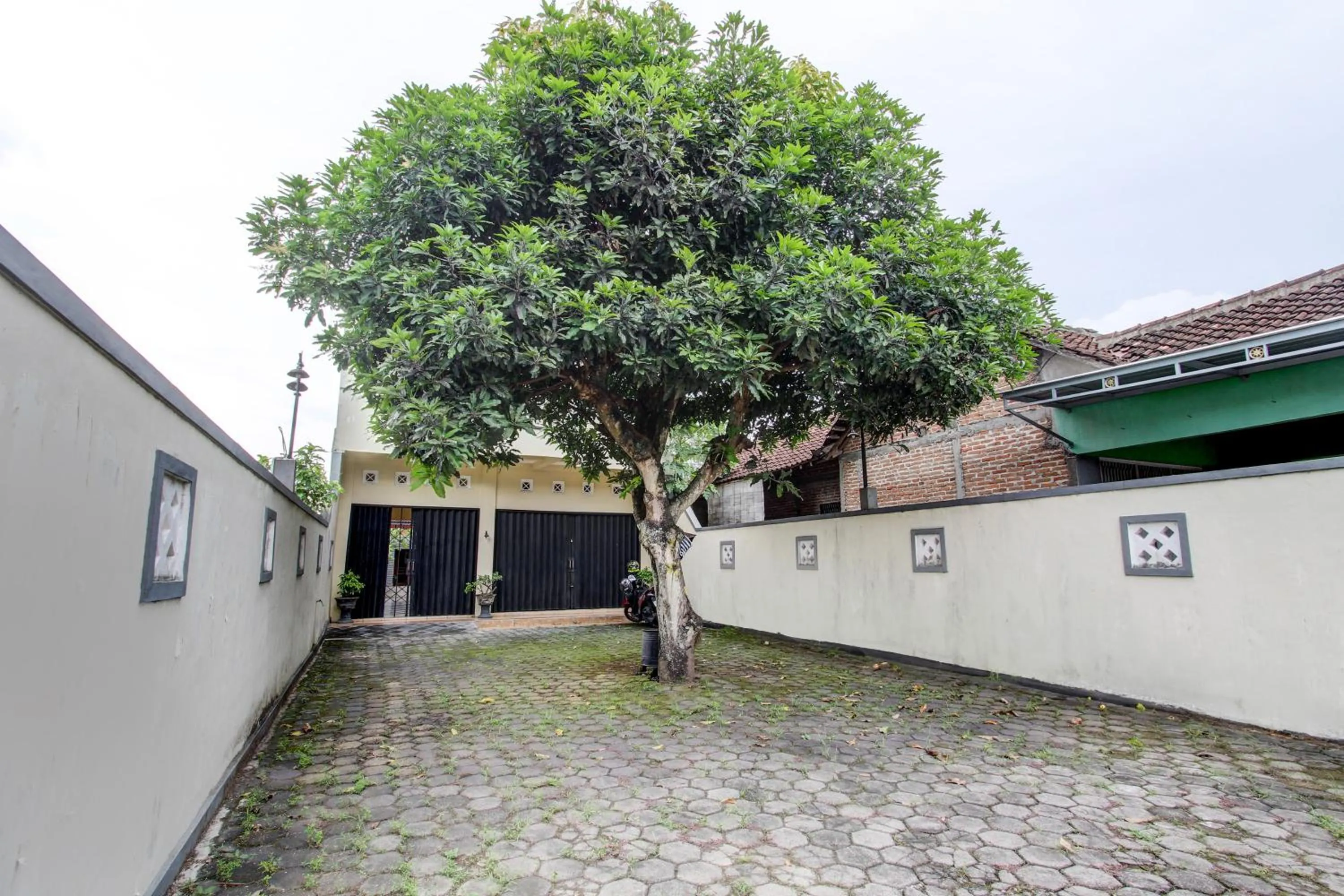 Facade/entrance in Capital O 93716 Family Guesthouse Syariah