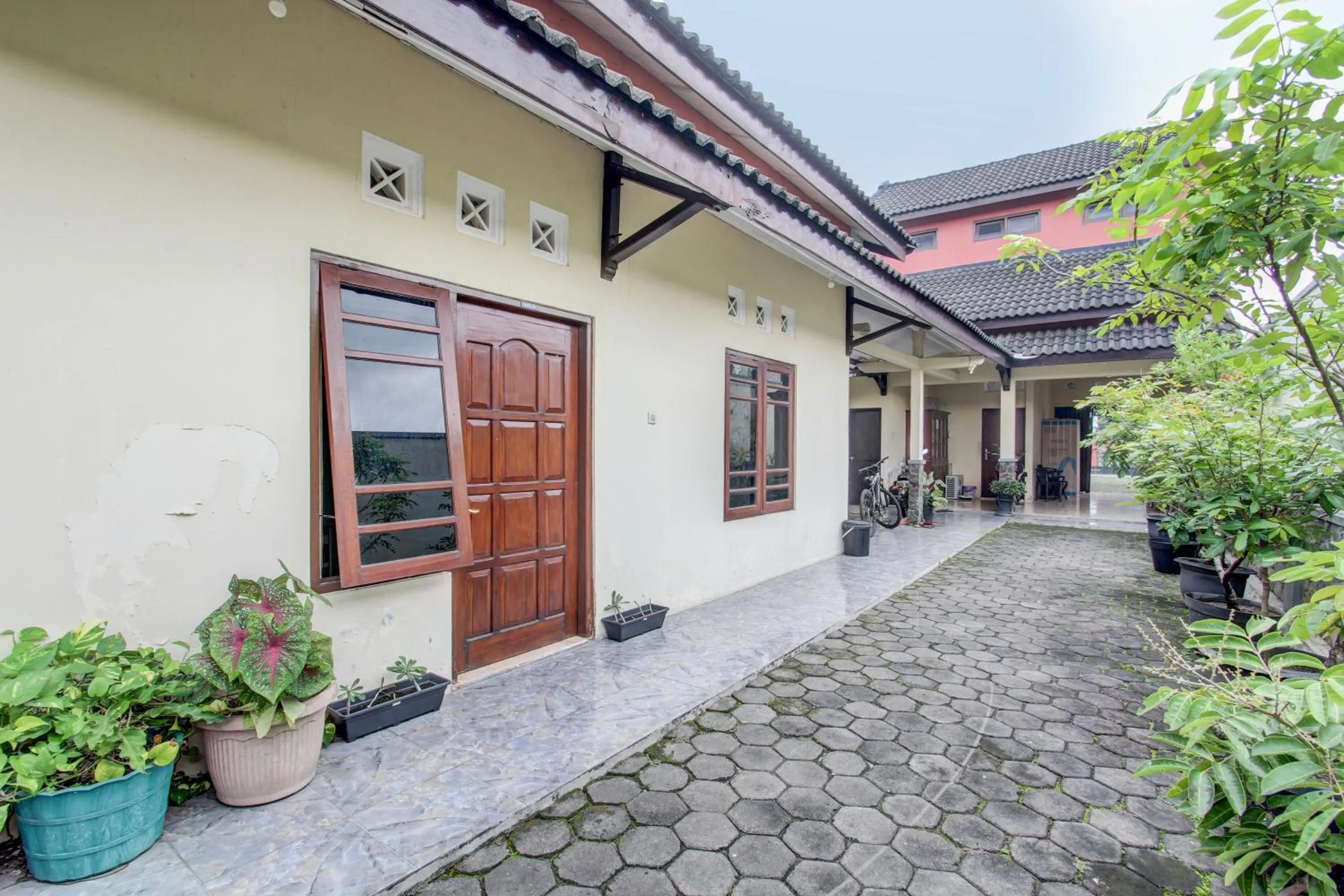 Lobby or reception in Capital O 93716 Family Guesthouse Syariah
