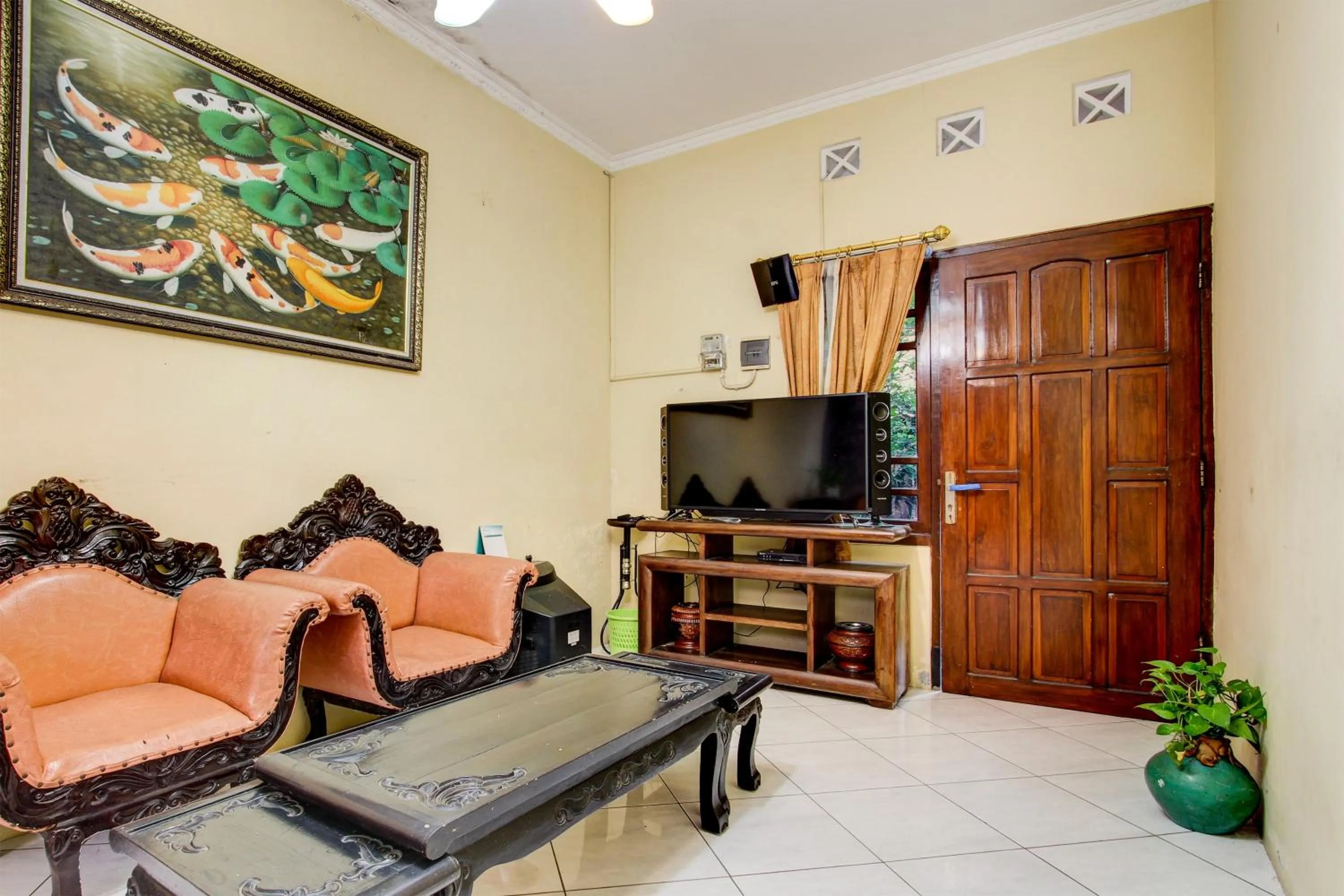 Lobby or reception in Capital O 93716 Family Guesthouse Syariah