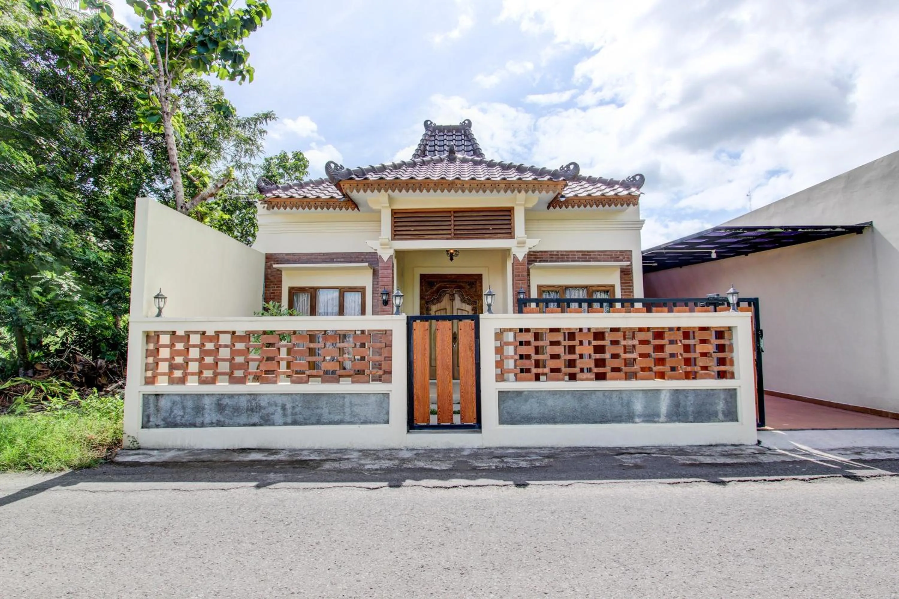 Facade/entrance in Capital O 93718 Homestay 3 Bidadari