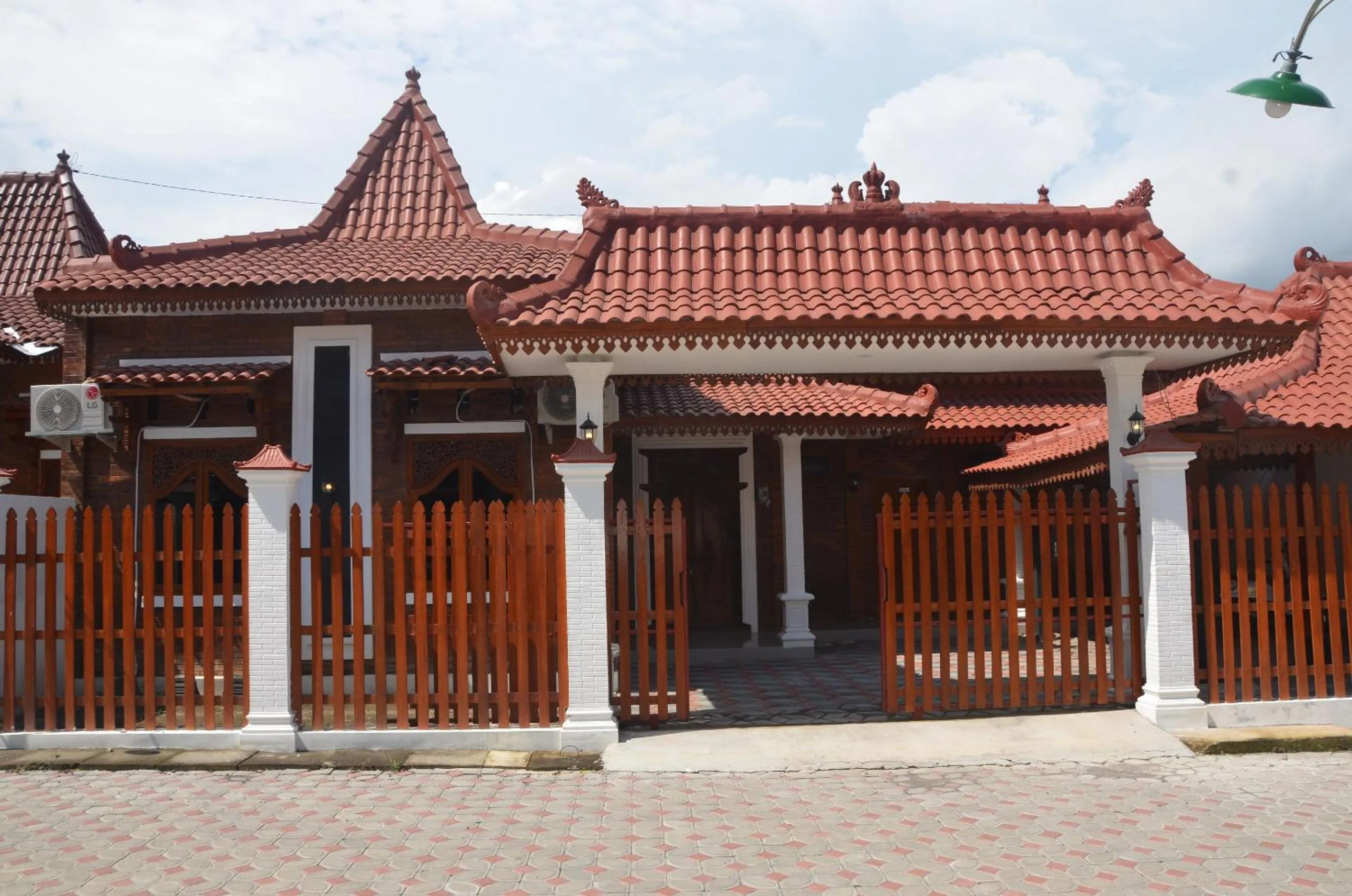 Facade/entrance in Capital O 93719 Homestay Omah Bidadari