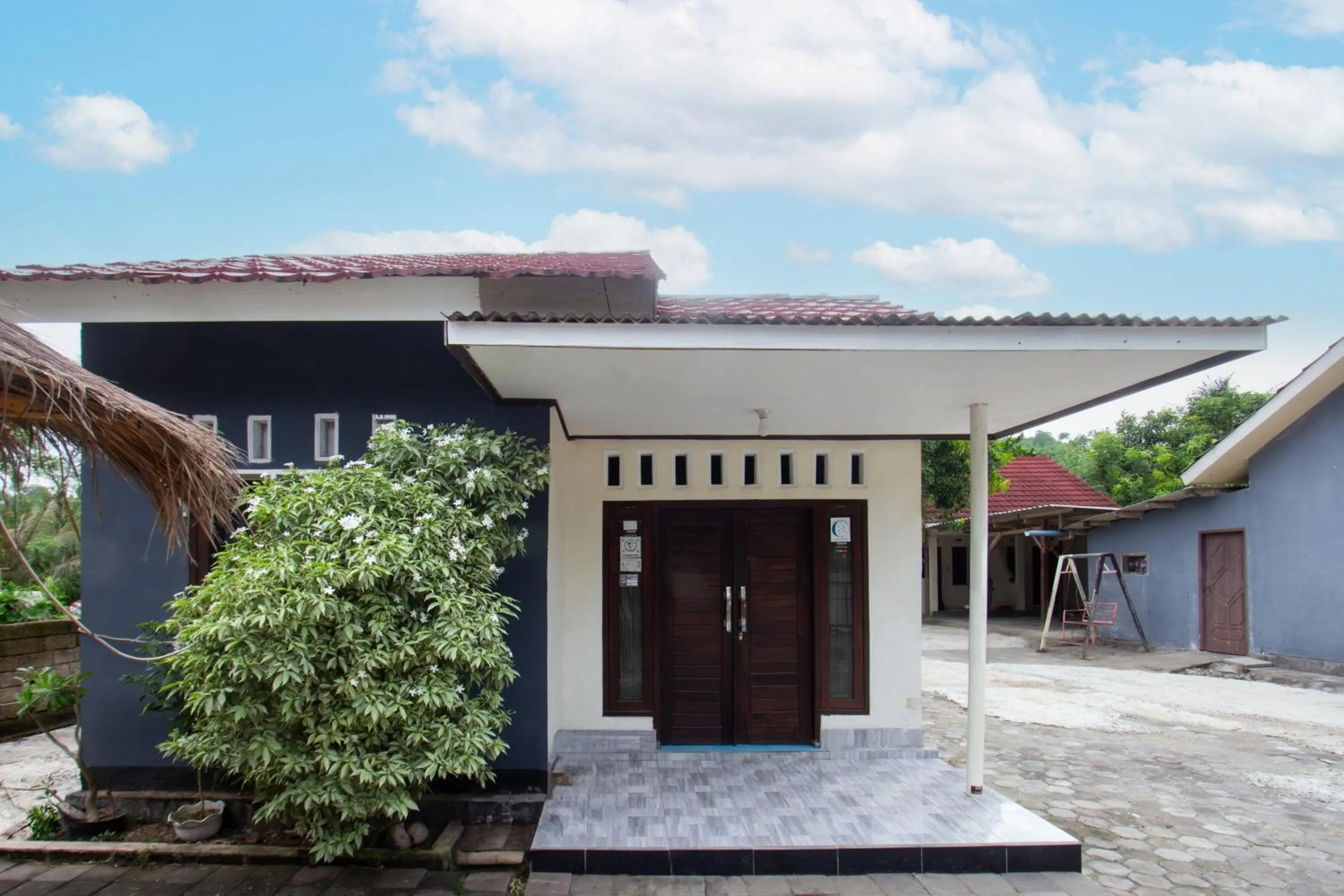 Facade/entrance in SPOT ON 93724 Songgong Homestay