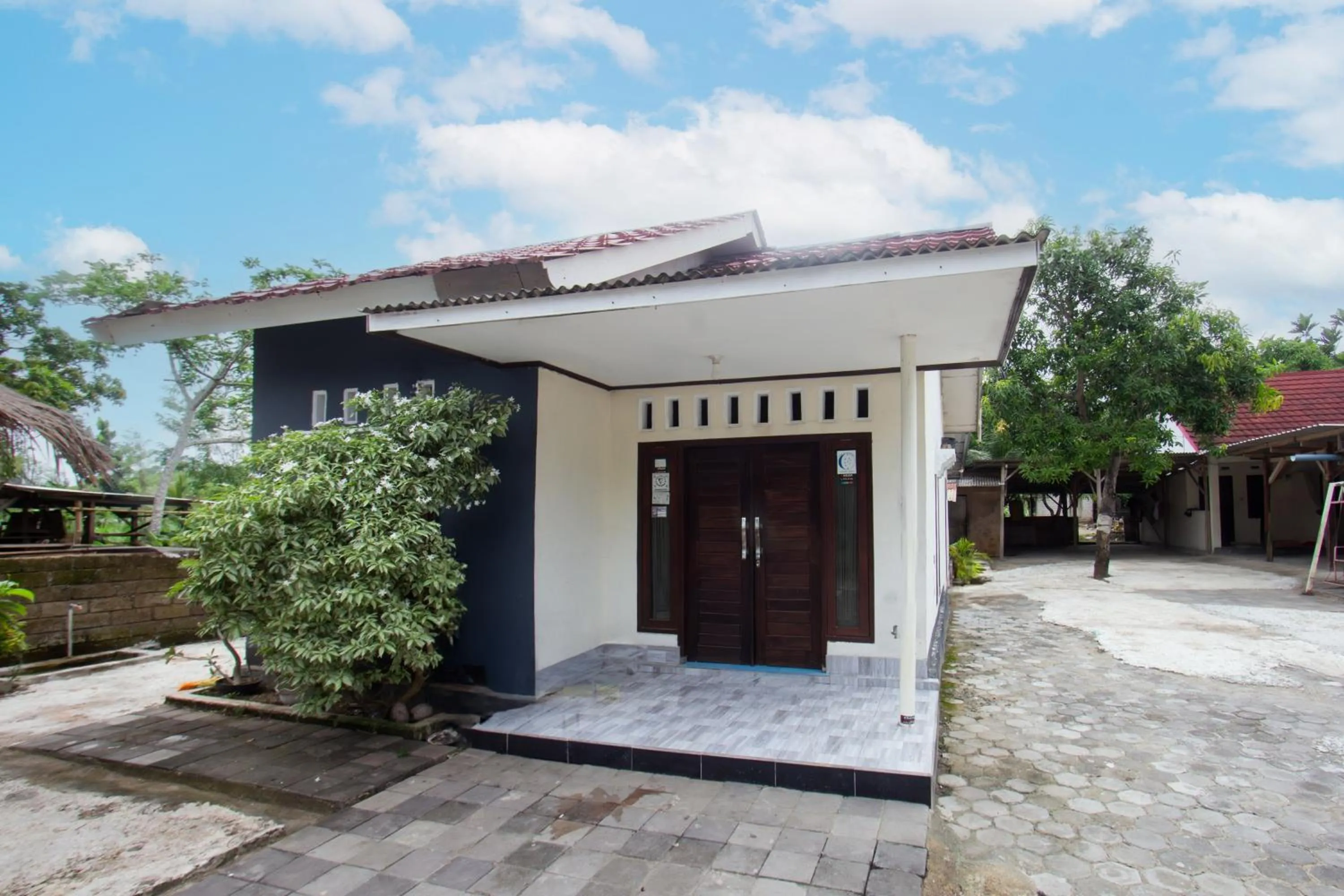 Facade/entrance in SPOT ON 93724 Songgong Homestay