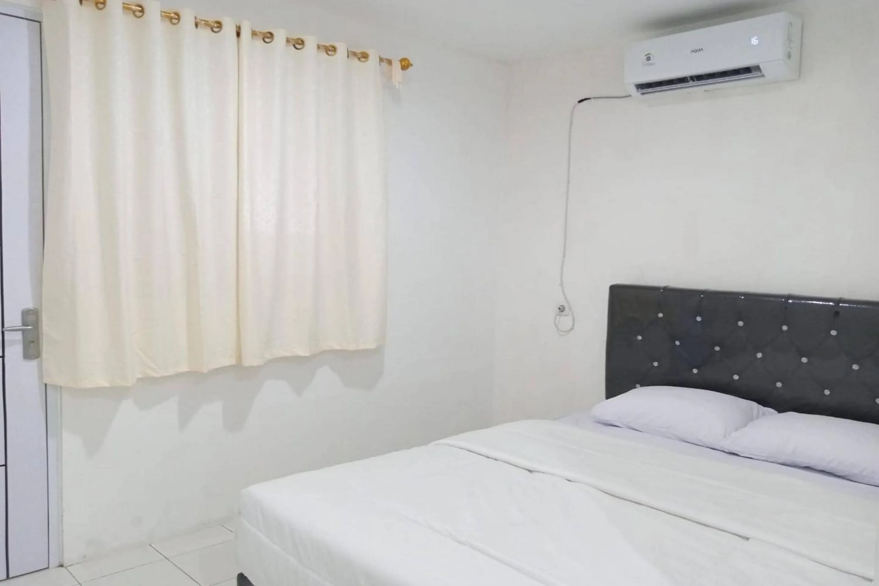 Bedroom in Capital O 93728 Guest House Cemara