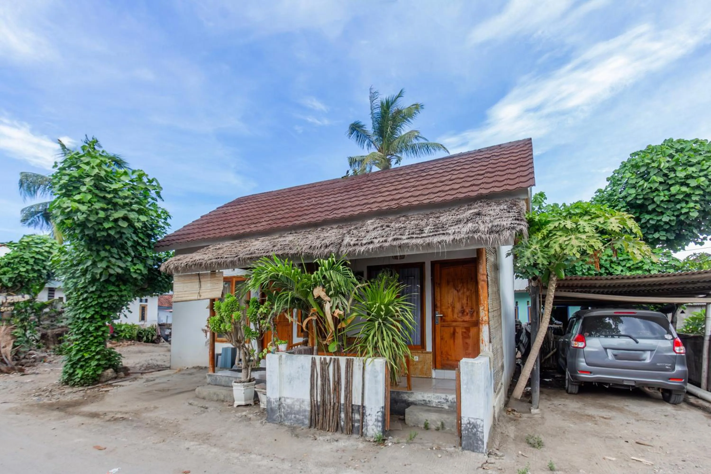 Facade/entrance in OYO 93729 Radesa Family Homestay
