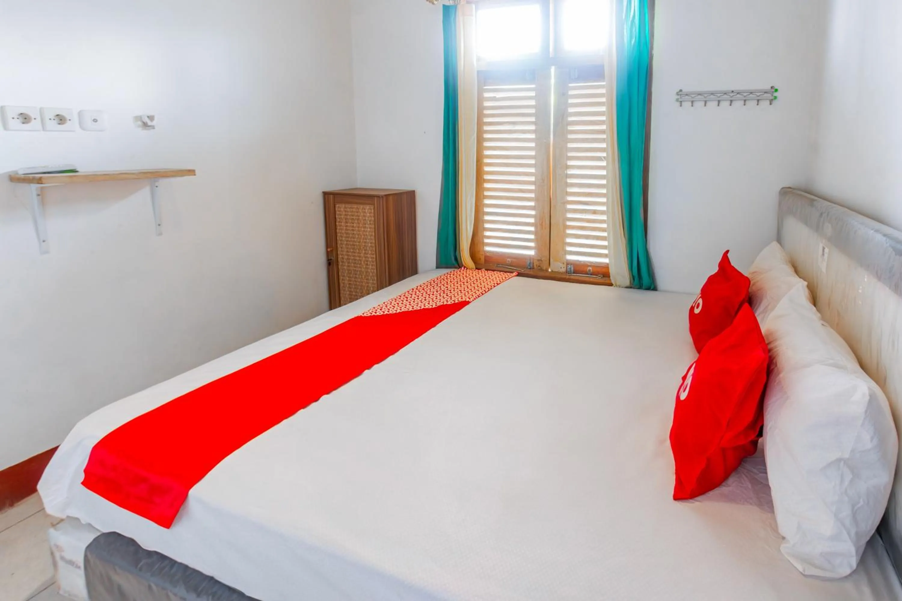 Bedroom in OYO 93729 Radesa Family Homestay