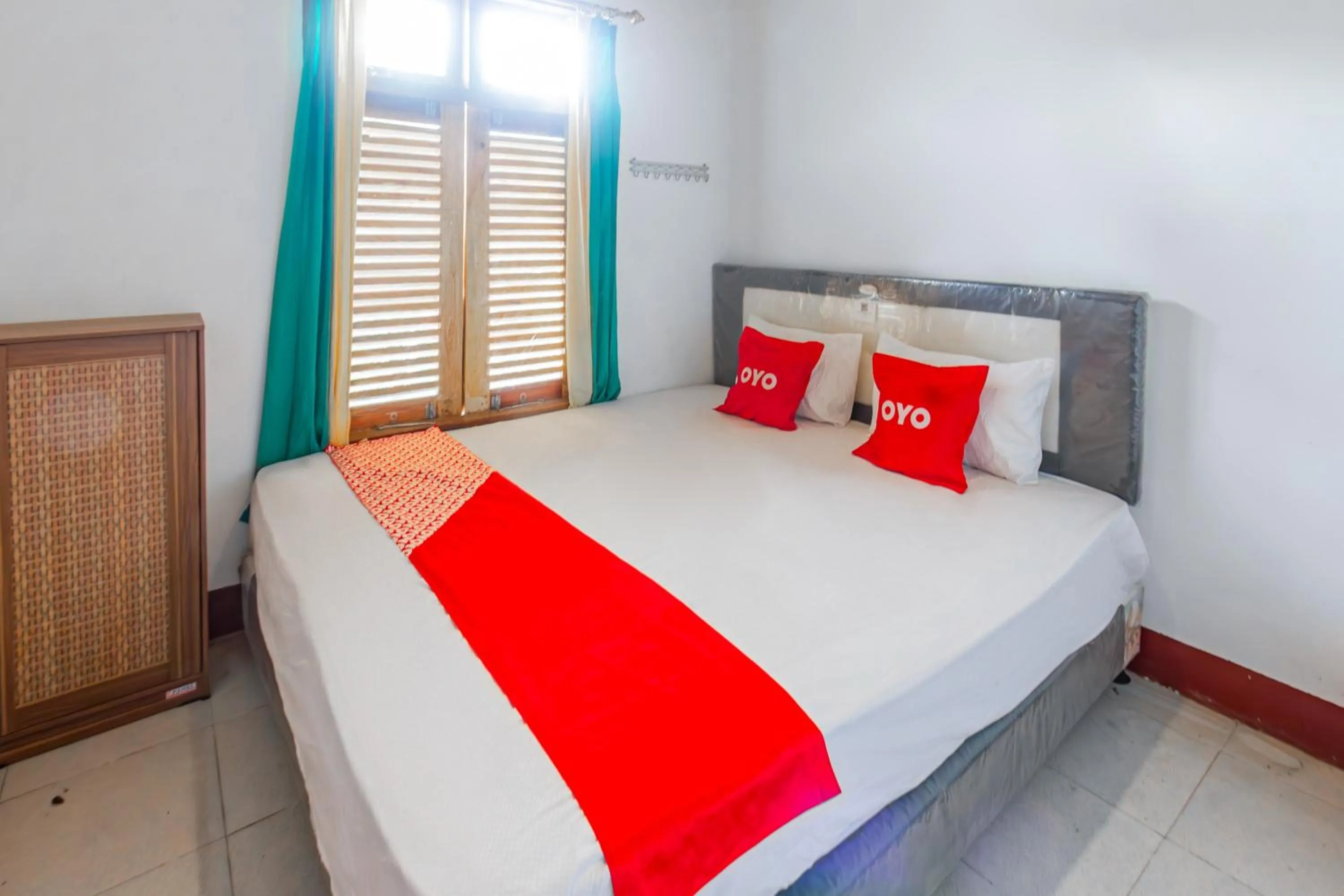 Bedroom in OYO 93729 Radesa Family Homestay