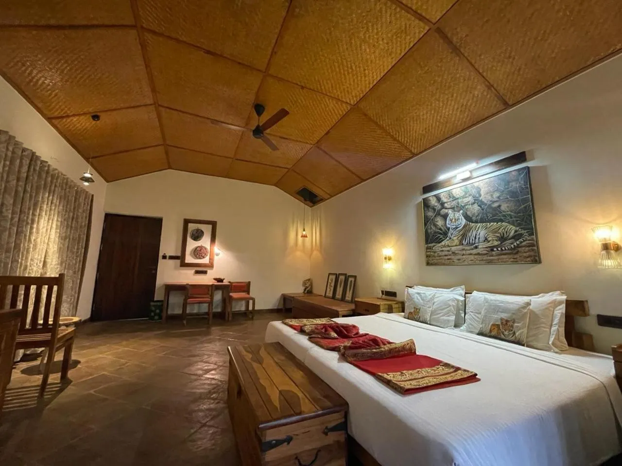 Seating area, Bed in Tathastu Bandhavgarh