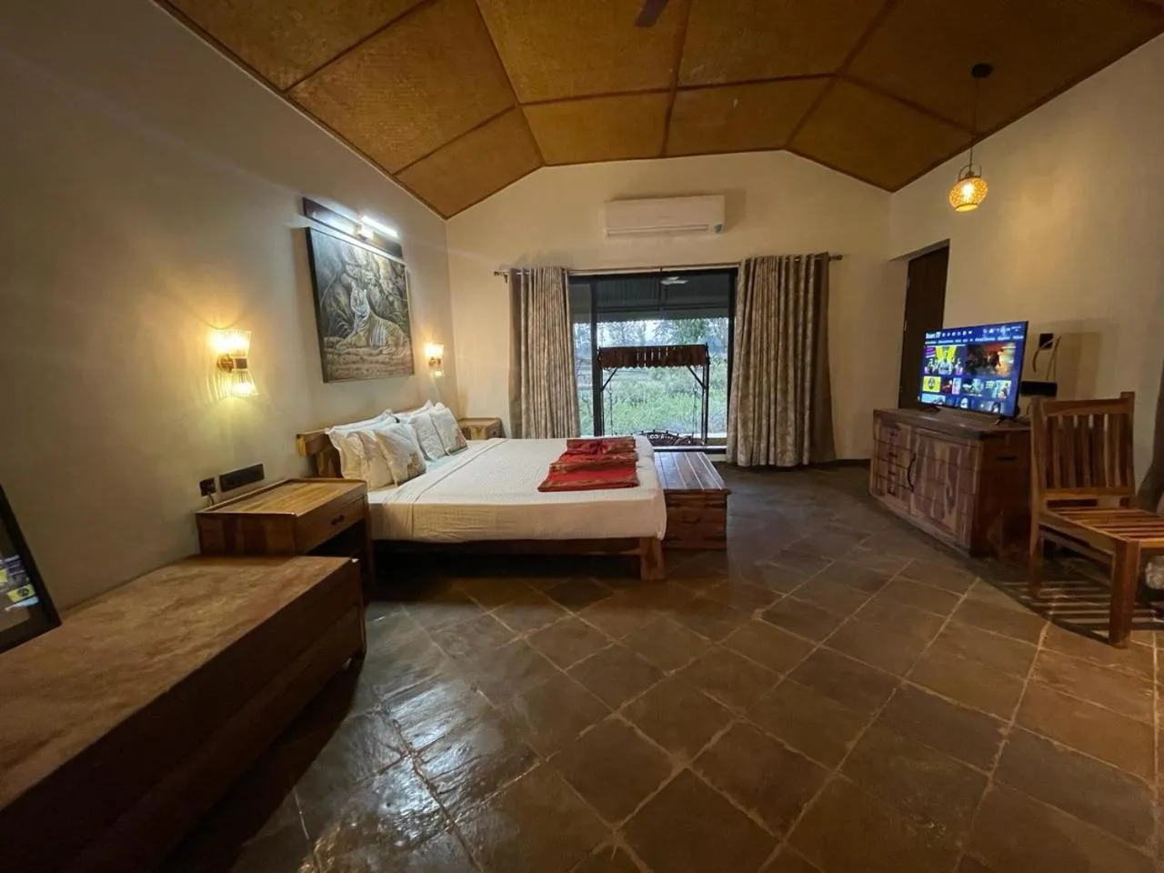 Bedroom, Bed in Tathastu Bandhavgarh