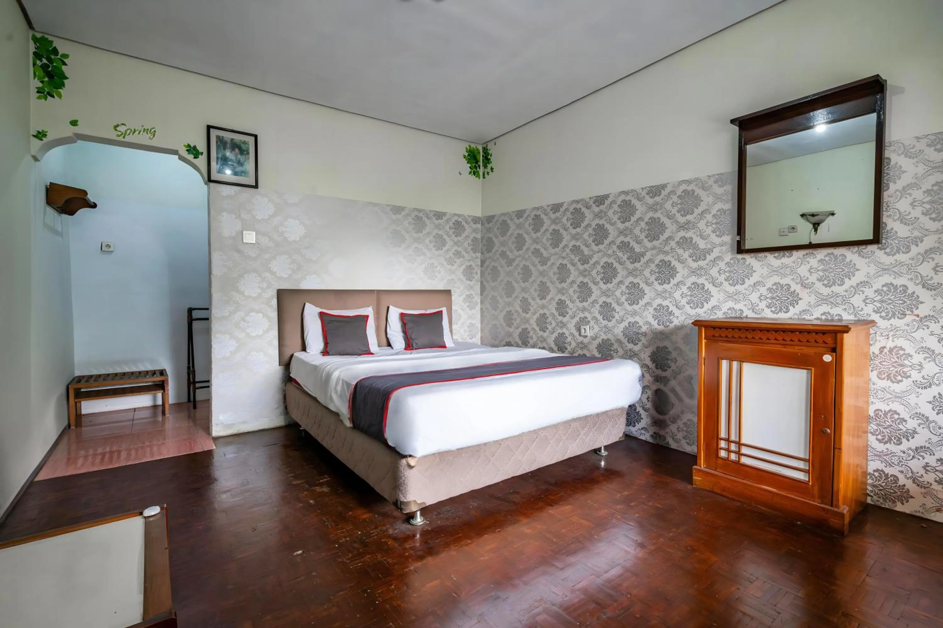 Bedroom, Bed in Capital O 93733 Hotel Linggarjati Kuningan