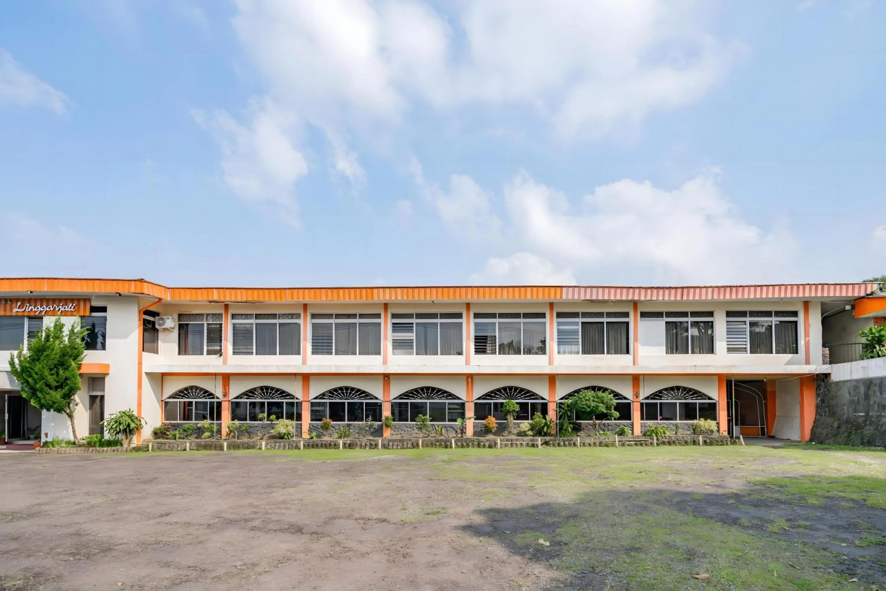Facade/entrance in Capital O 93733 Hotel Linggarjati Kuningan