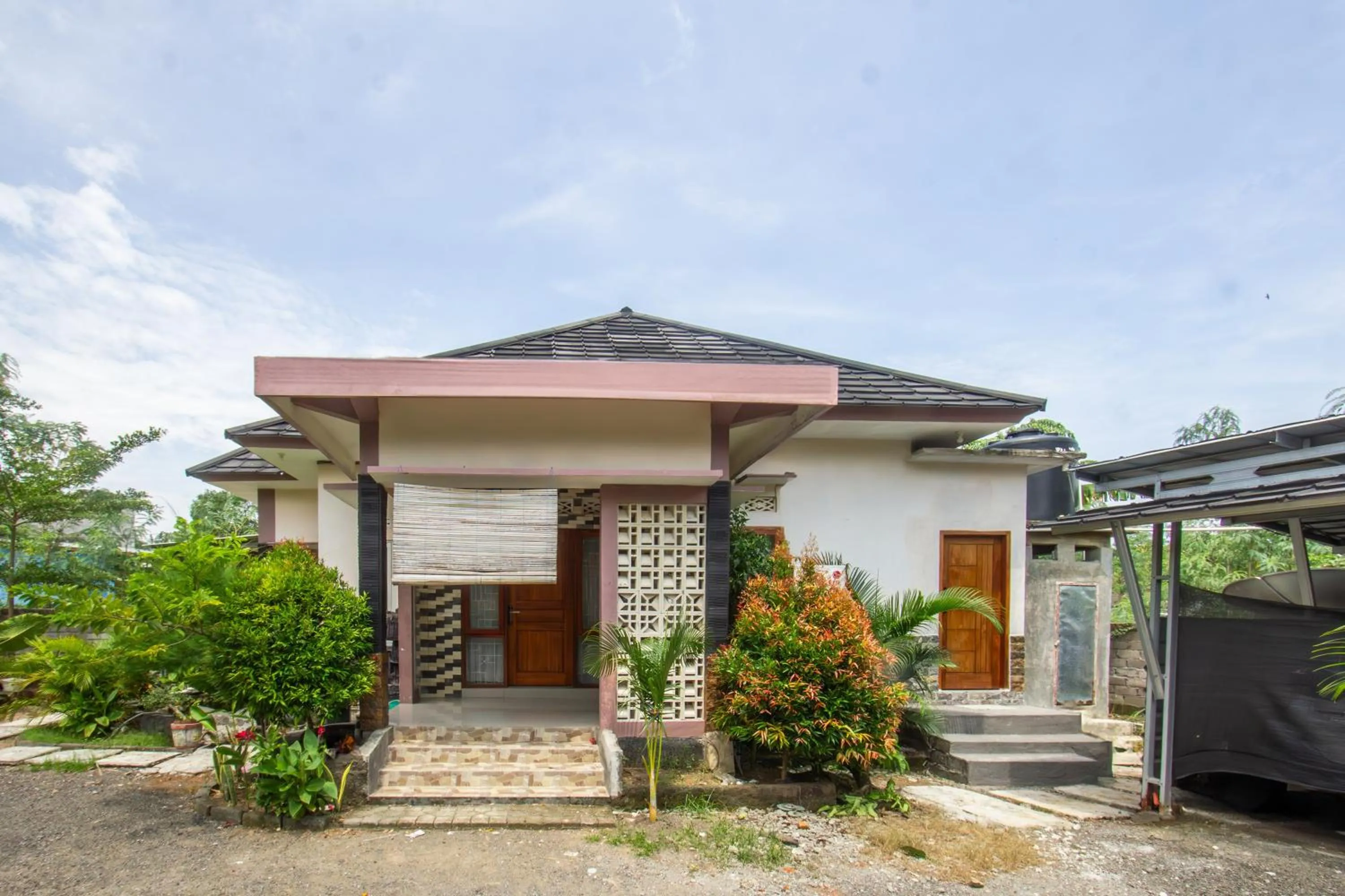 Facade/entrance in OYO 93737 Bale Oyan Homestay