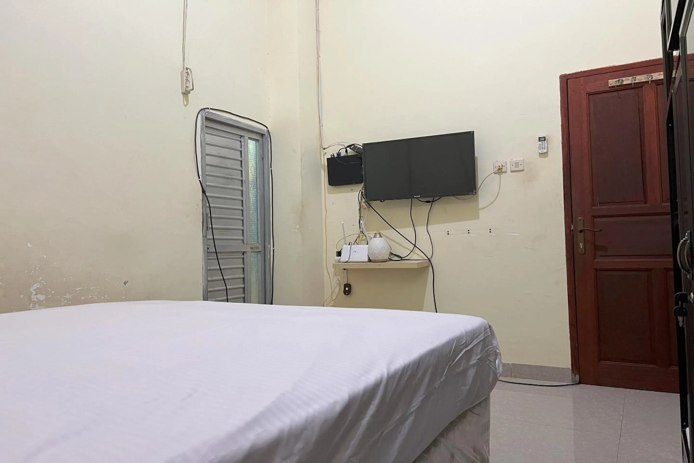 Bedroom, Bed in Hotel O Rafira Losmen NearYani Heahlerr