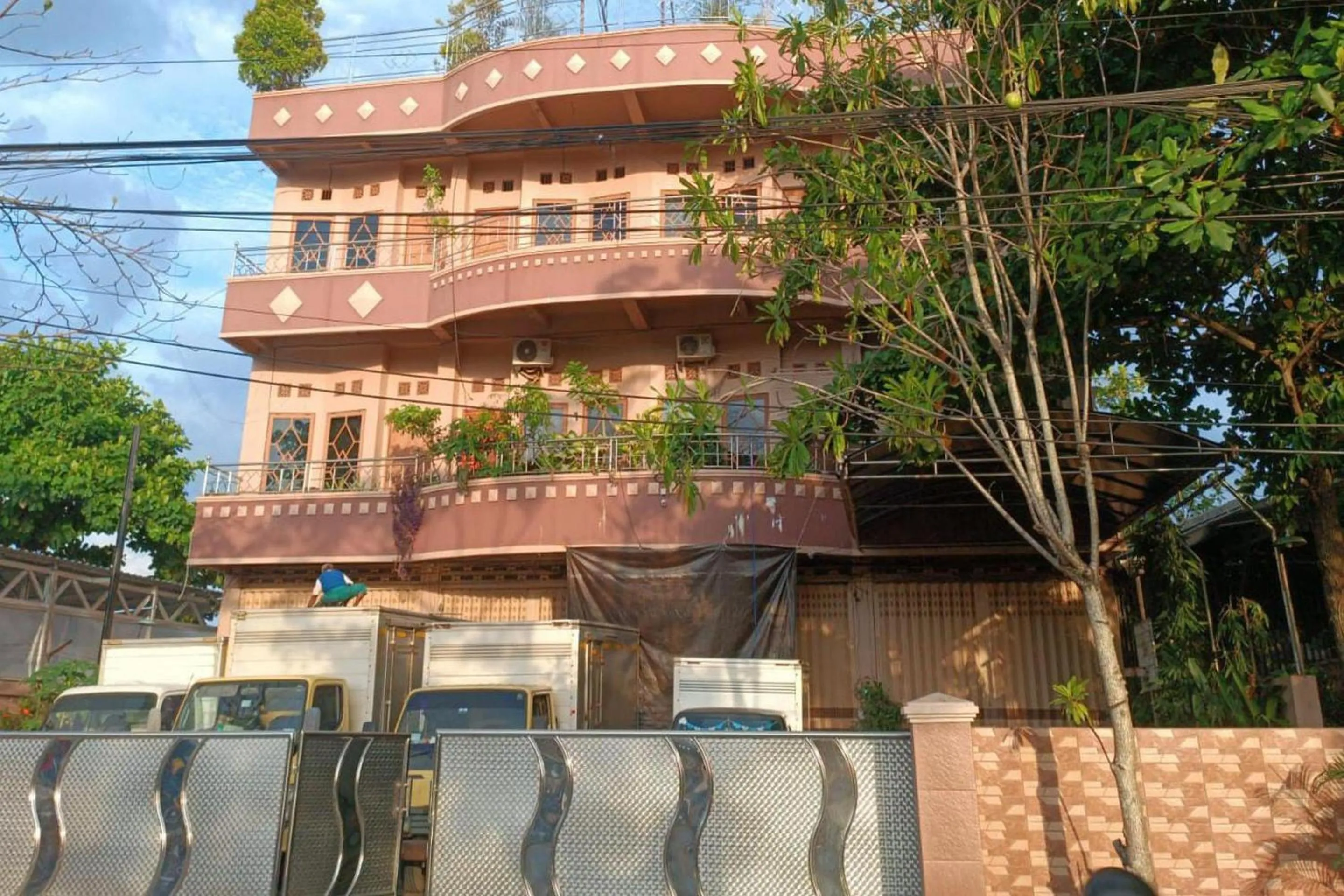 Facade/entrance in Hotel O Rafira Losmen NearYani Heahlerr