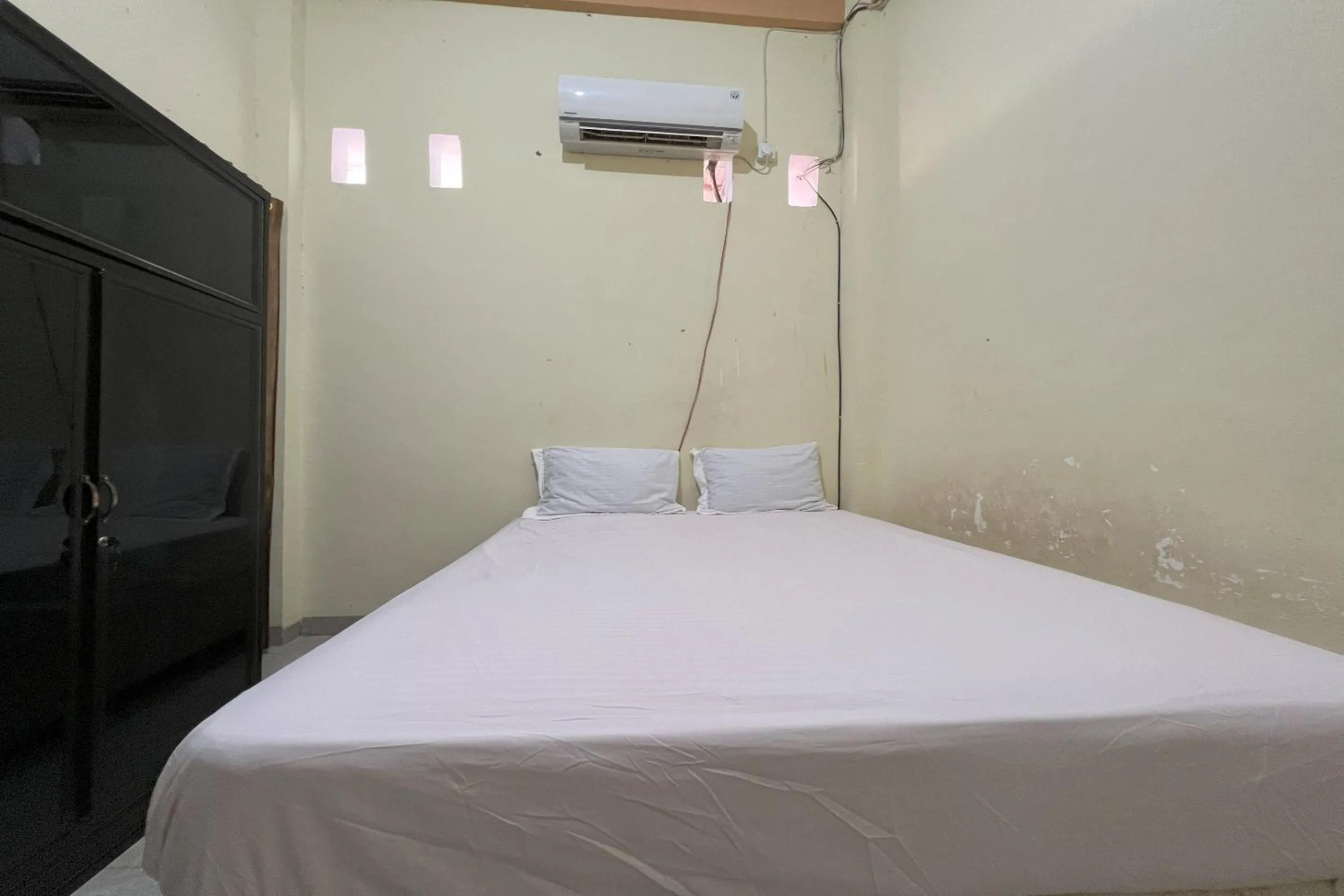 Bedroom, Bed in Hotel O Rafira Losmen NearYani Heahlerr