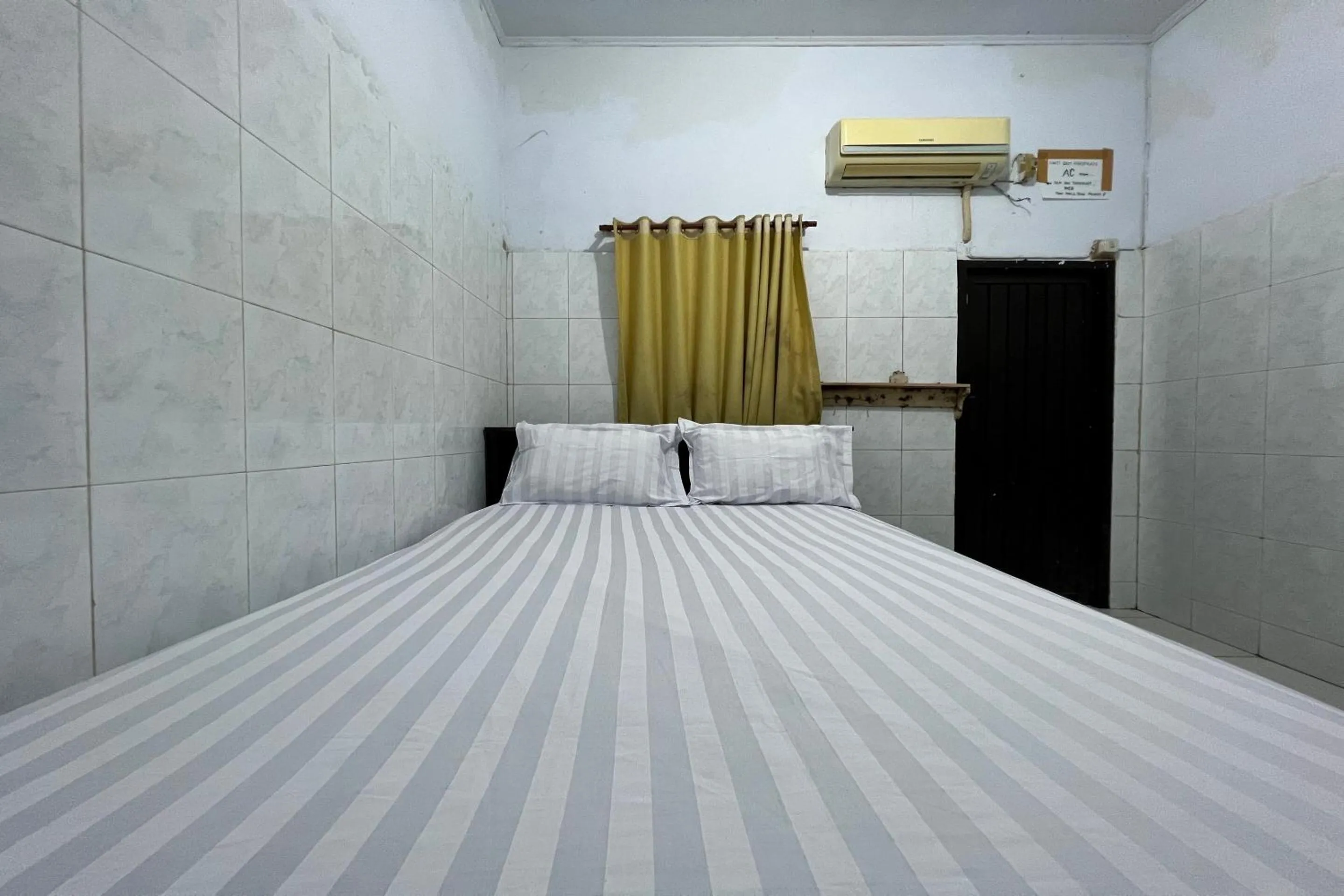 Bedroom, Bed in Hotel O Rafira Losmen NearYani Heahlerr