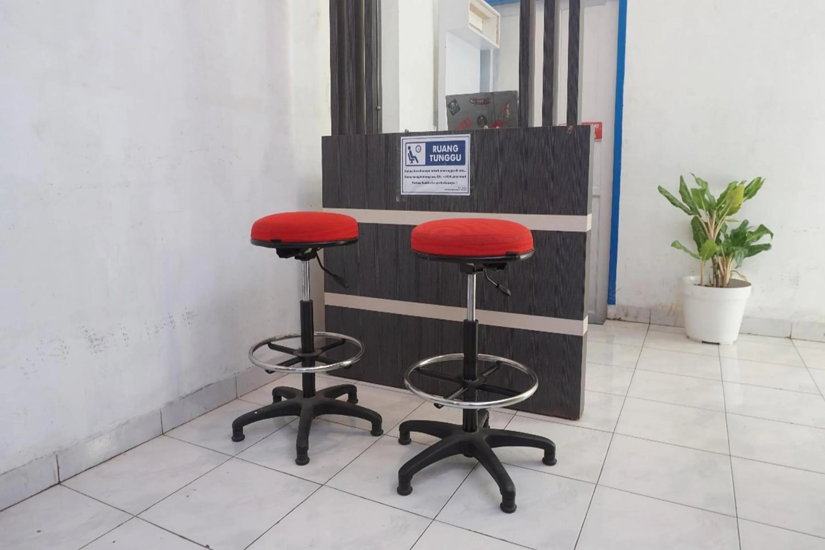 Lobby or reception in OYO 93756 Qq Kost Near Pantai Kebesaran Beach