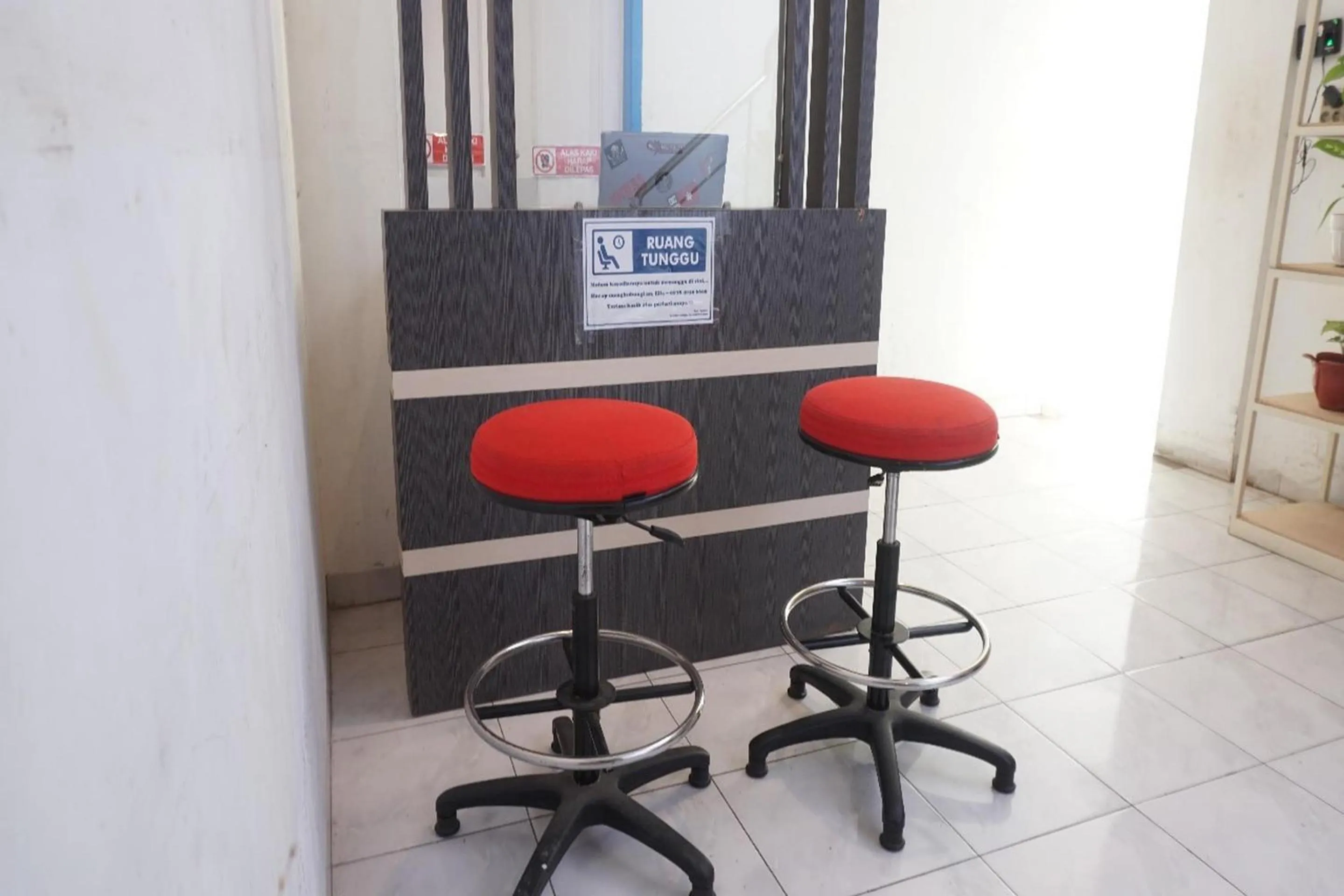 Lobby or reception in OYO 93756 Qq Kost Near Pantai Kebesaran Beach