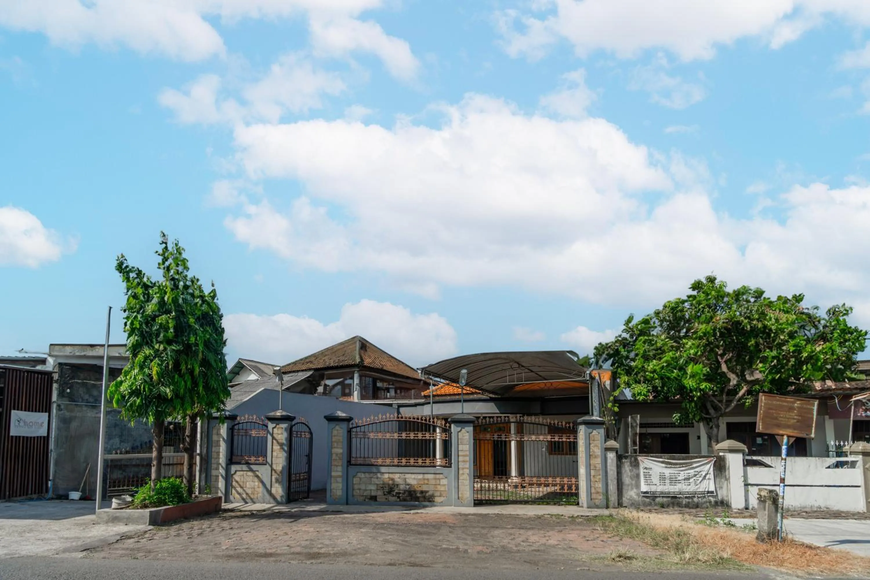 Facade/entrance in Hotel O Siwalanpanji Homestay Syariah