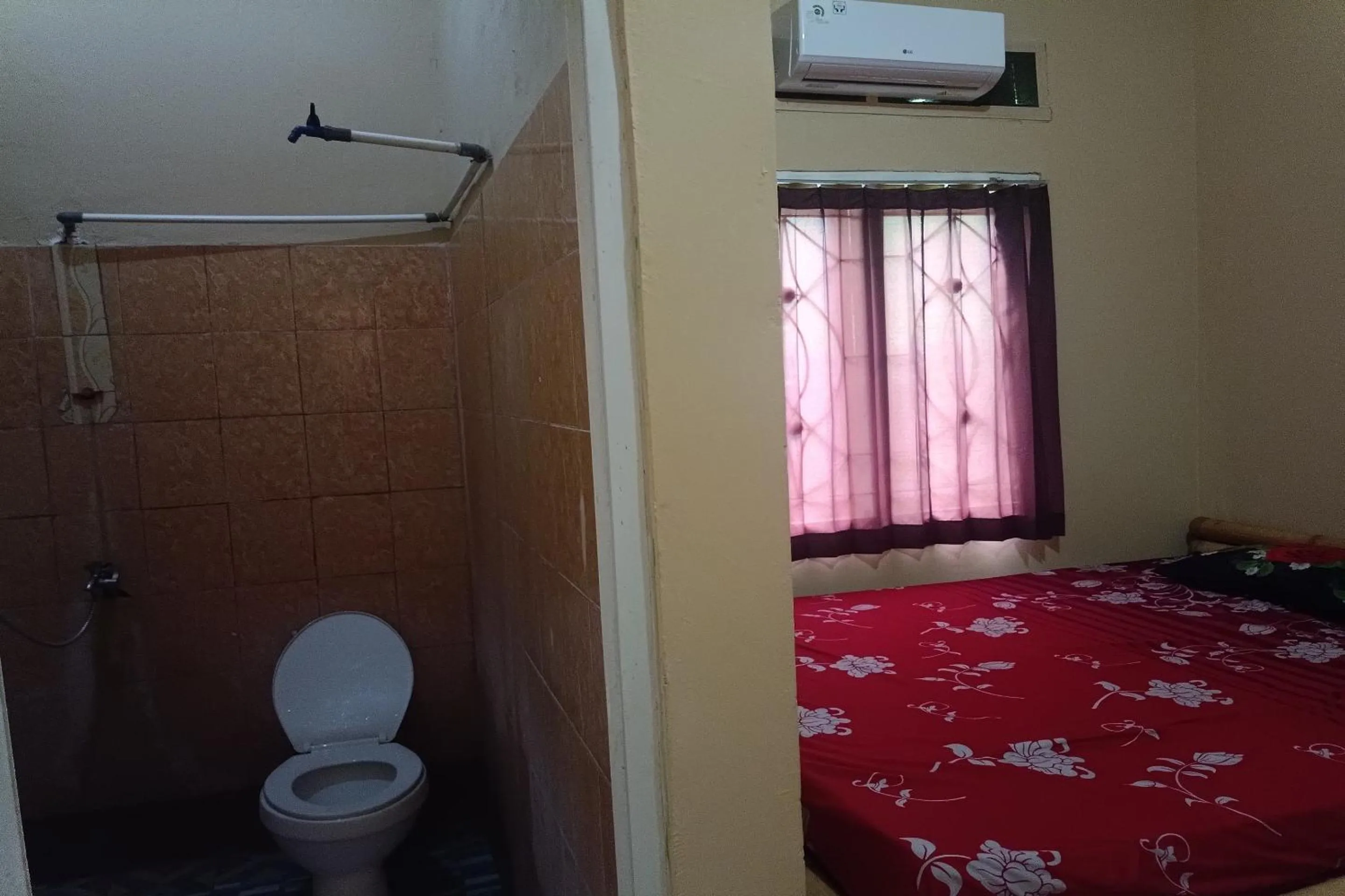 Bedroom in OYO 93766 Bunga Homestay Near Taman Lembah