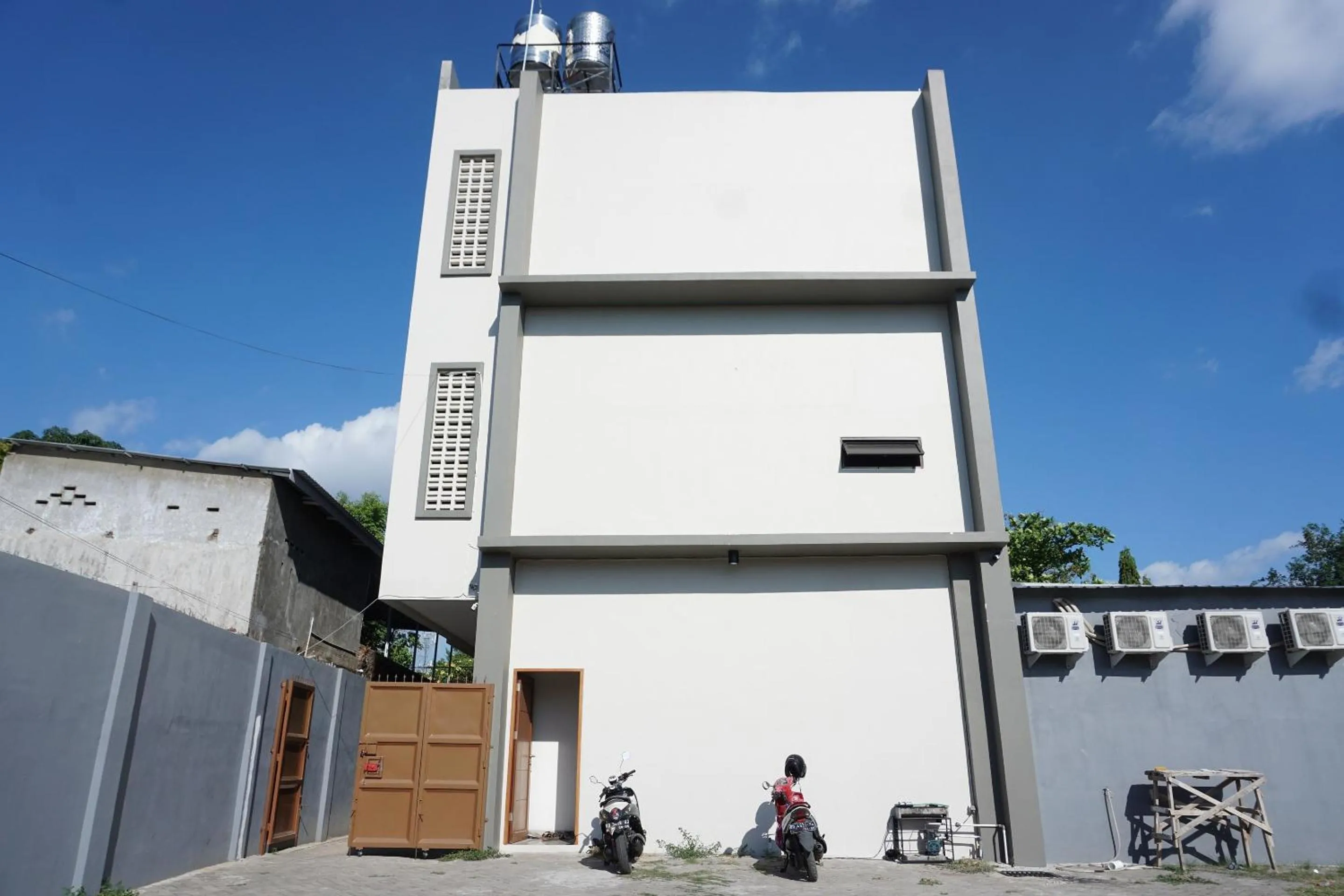 Facade/entrance in Hotel O Pondom Danu 77