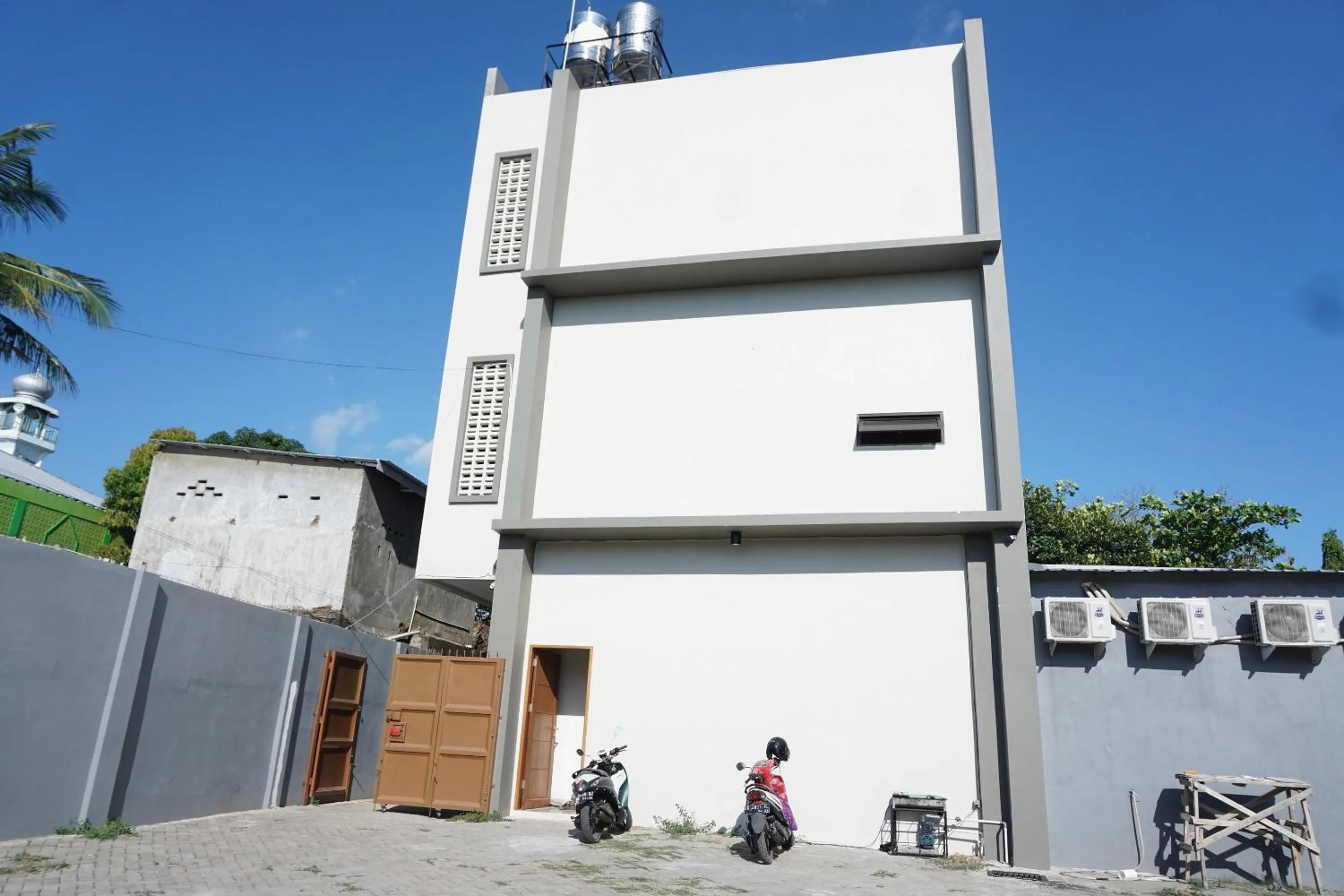 Facade/entrance in Hotel O Pondom Danu 77