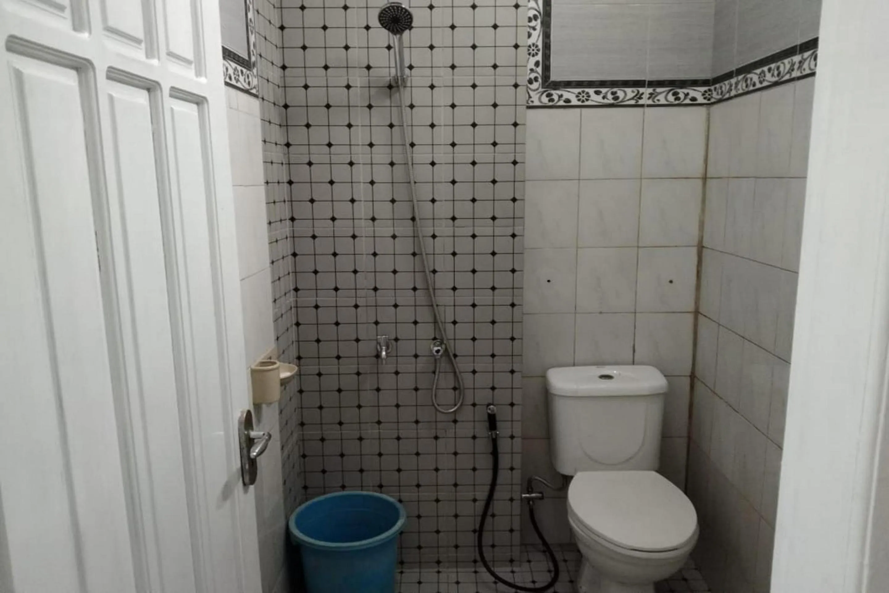 Bathroom in OYO 93774 Khaira Kos Dan PenginapanNearYani Heahlerr