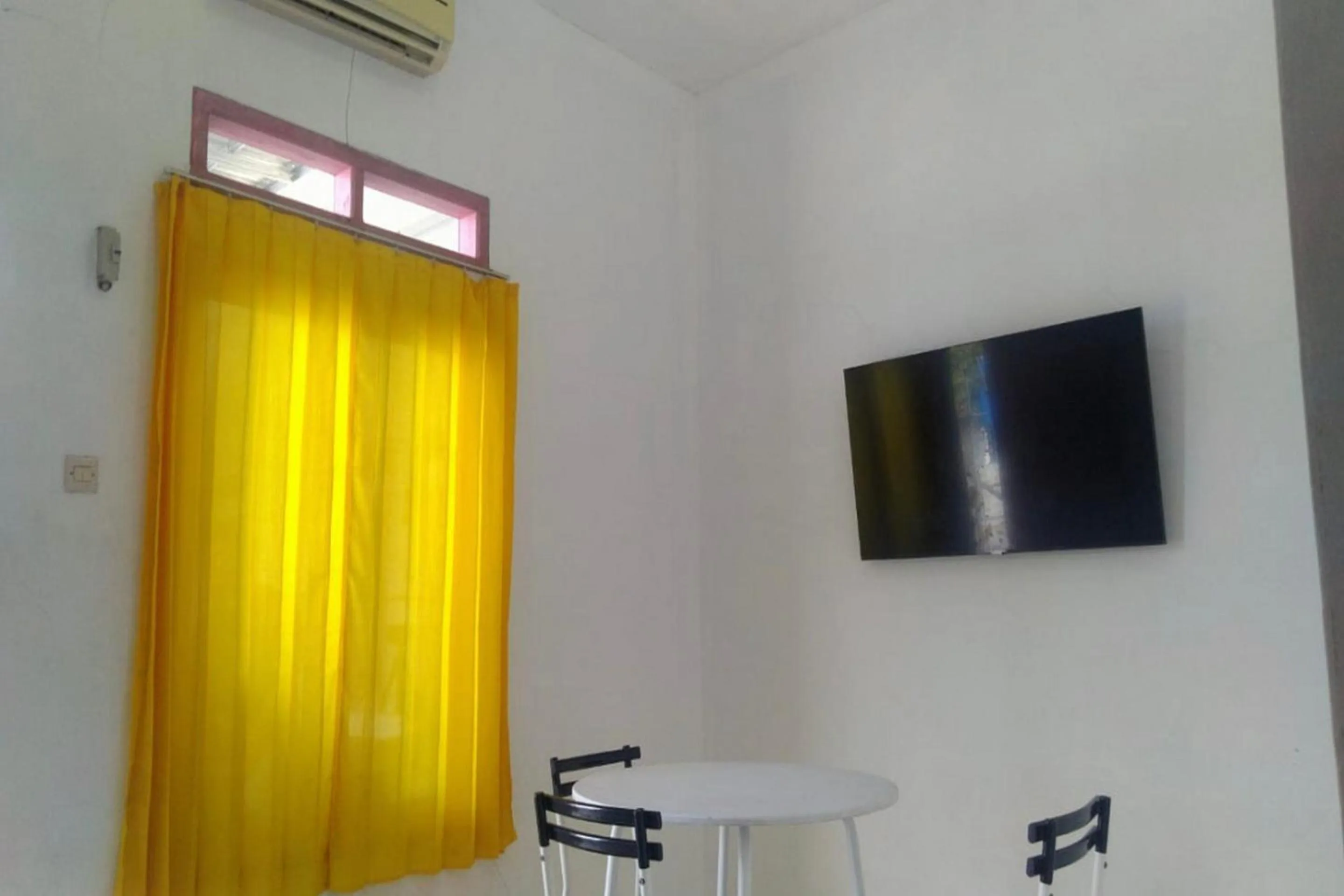 Bedroom in OYO 93774 Khaira Kos Dan PenginapanNearYani Heahlerr