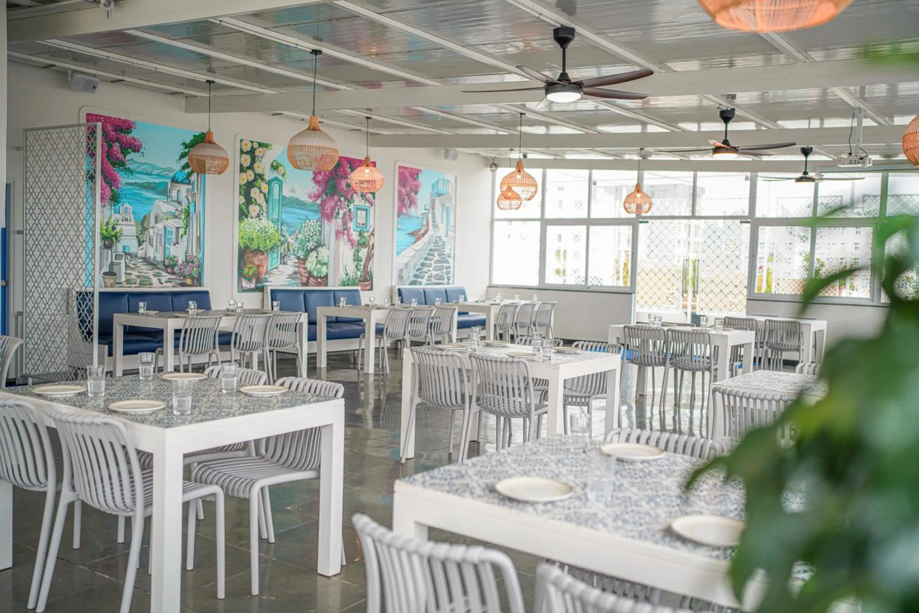 Restaurant/places to eat in Hotel Vista Suites, Bangalore