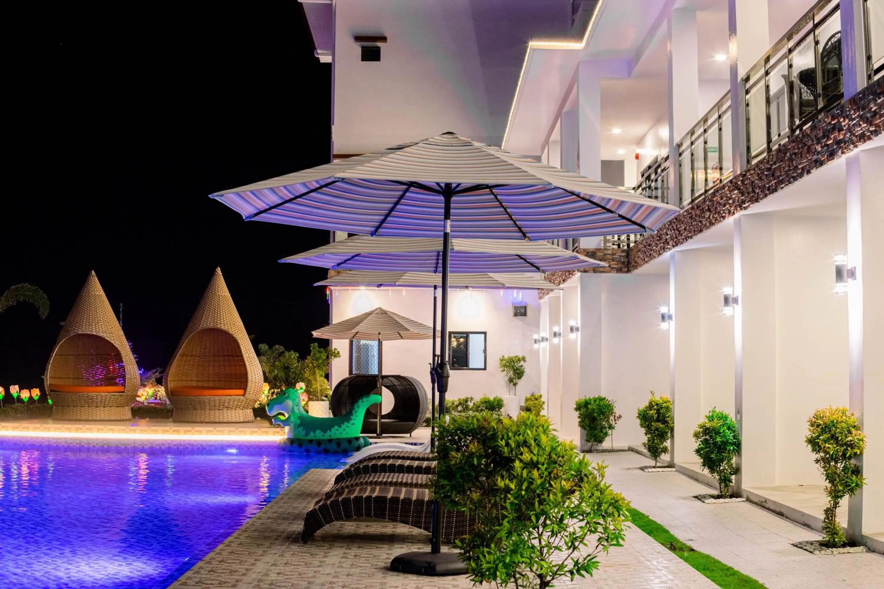 Property building in Sonrisa Resort De Playa by Hiverooms