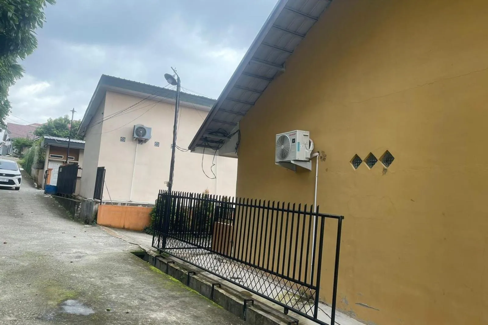 Facade/entrance in Hotel O Aksana Homestay SyariahNearWonderland Trik Art