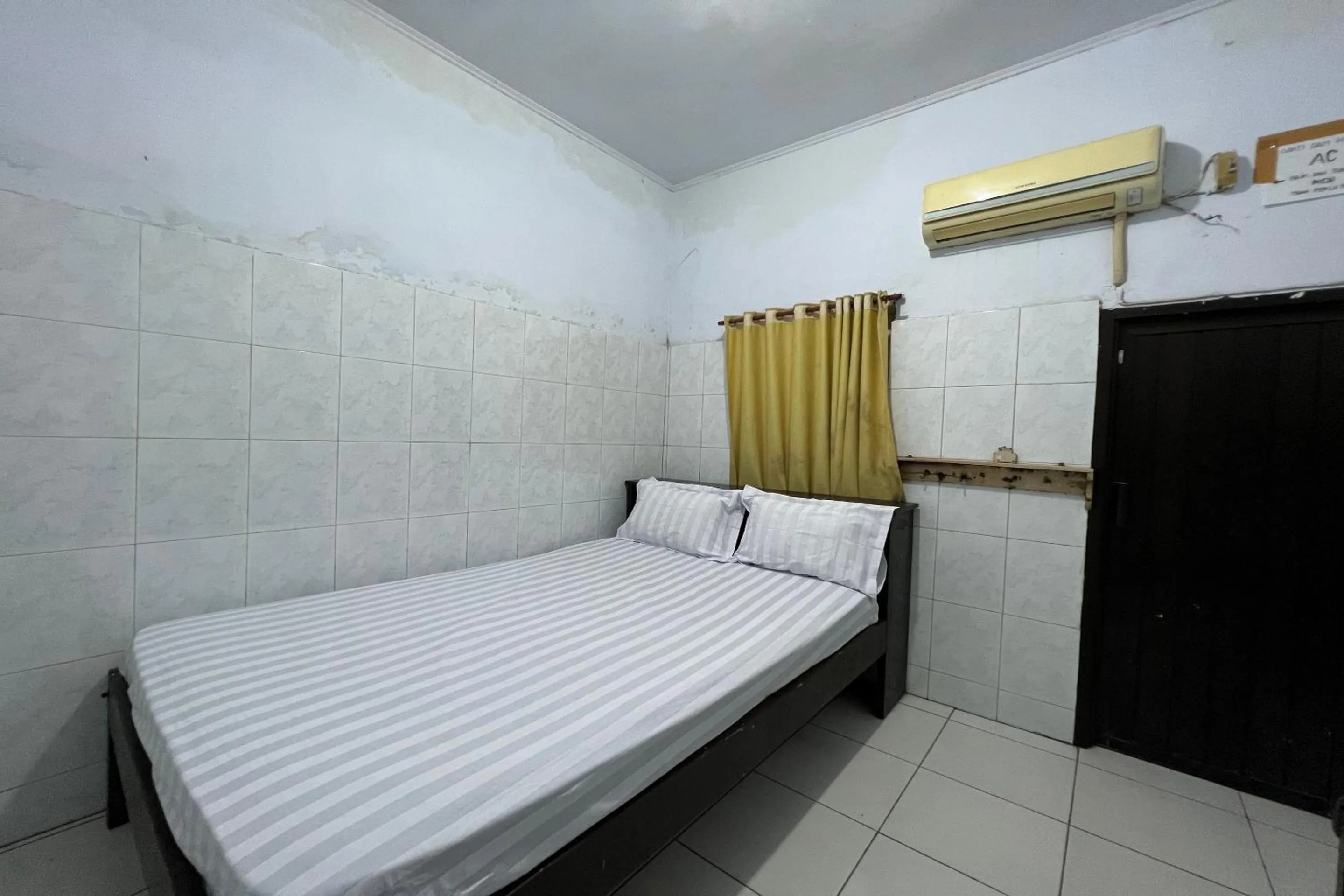 Bedroom, Bed in Hotel O Guest House Akbarrinna