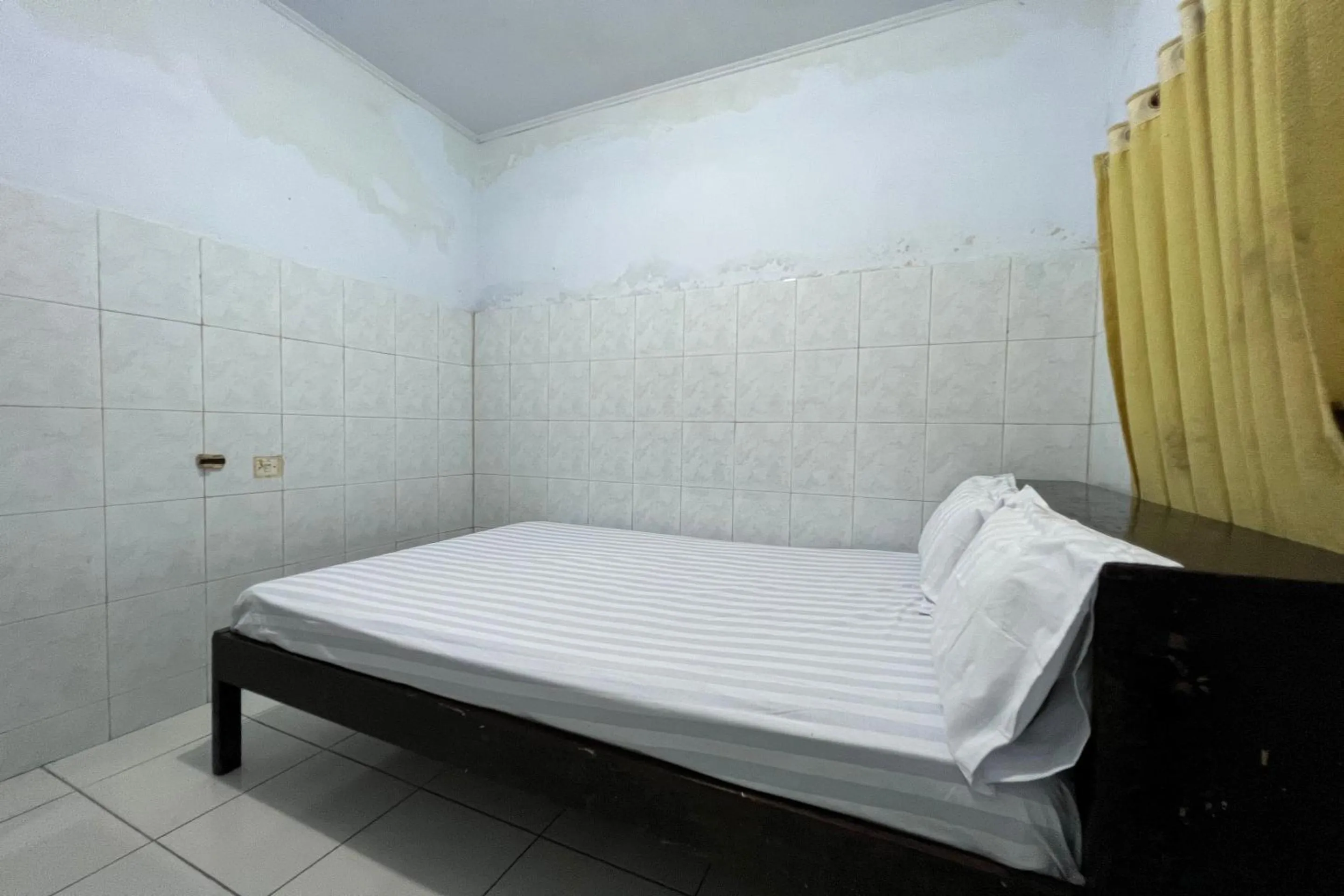 Bedroom, Bed in Hotel O Guest House Akbarrinna