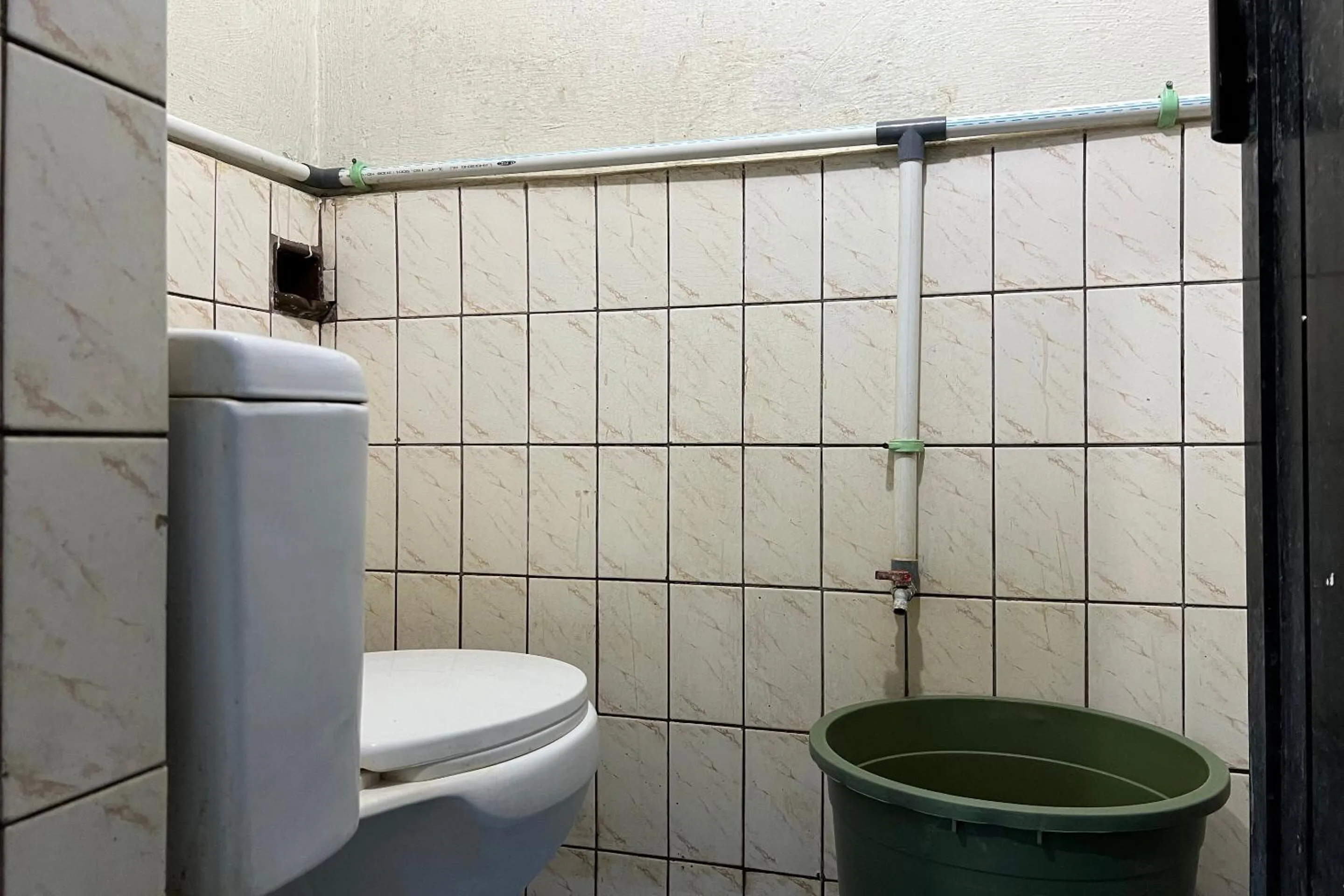 Bathroom in Hotel O Guest House Akbarrinna