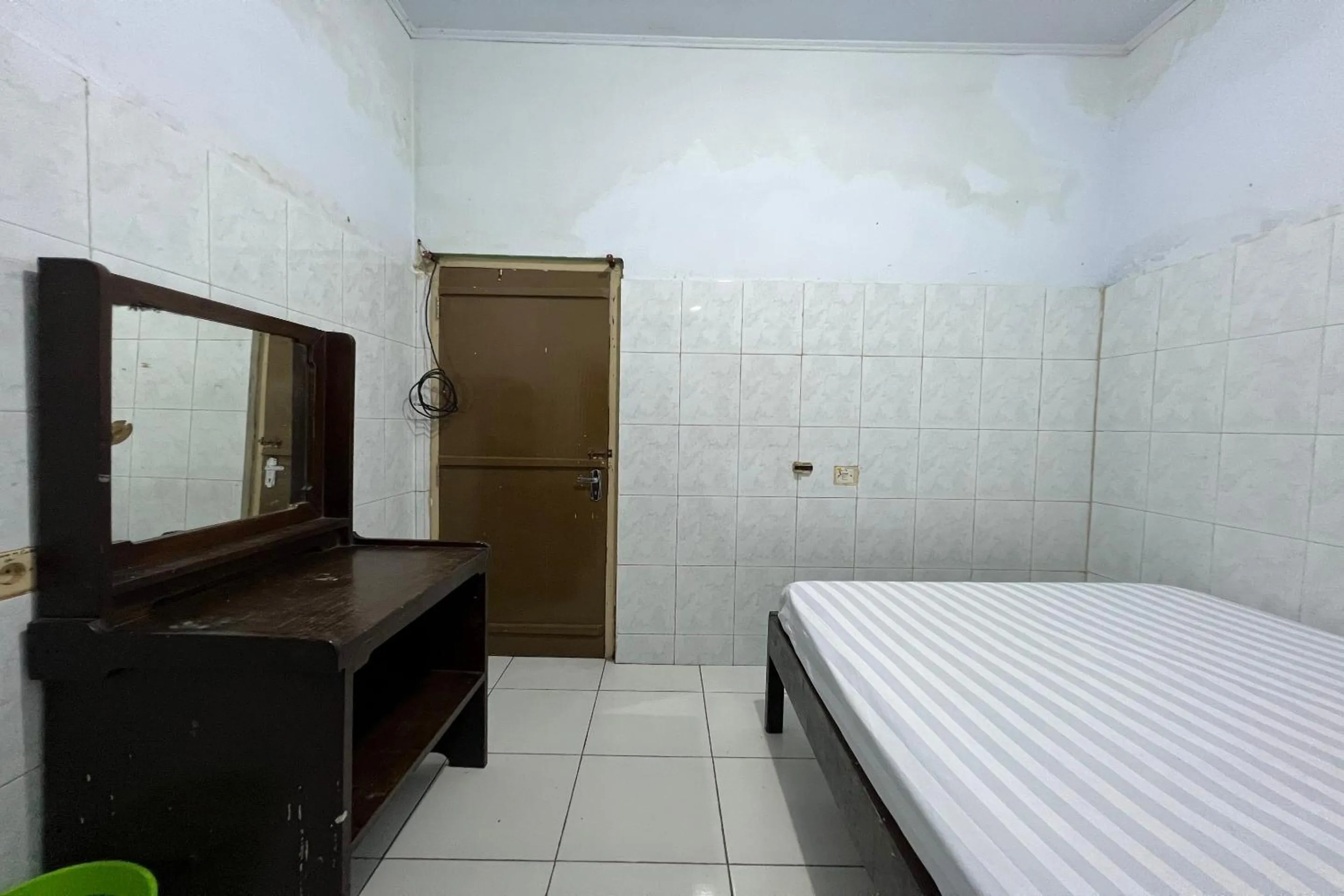 Bedroom, Bed in Hotel O Guest House Akbarrinna