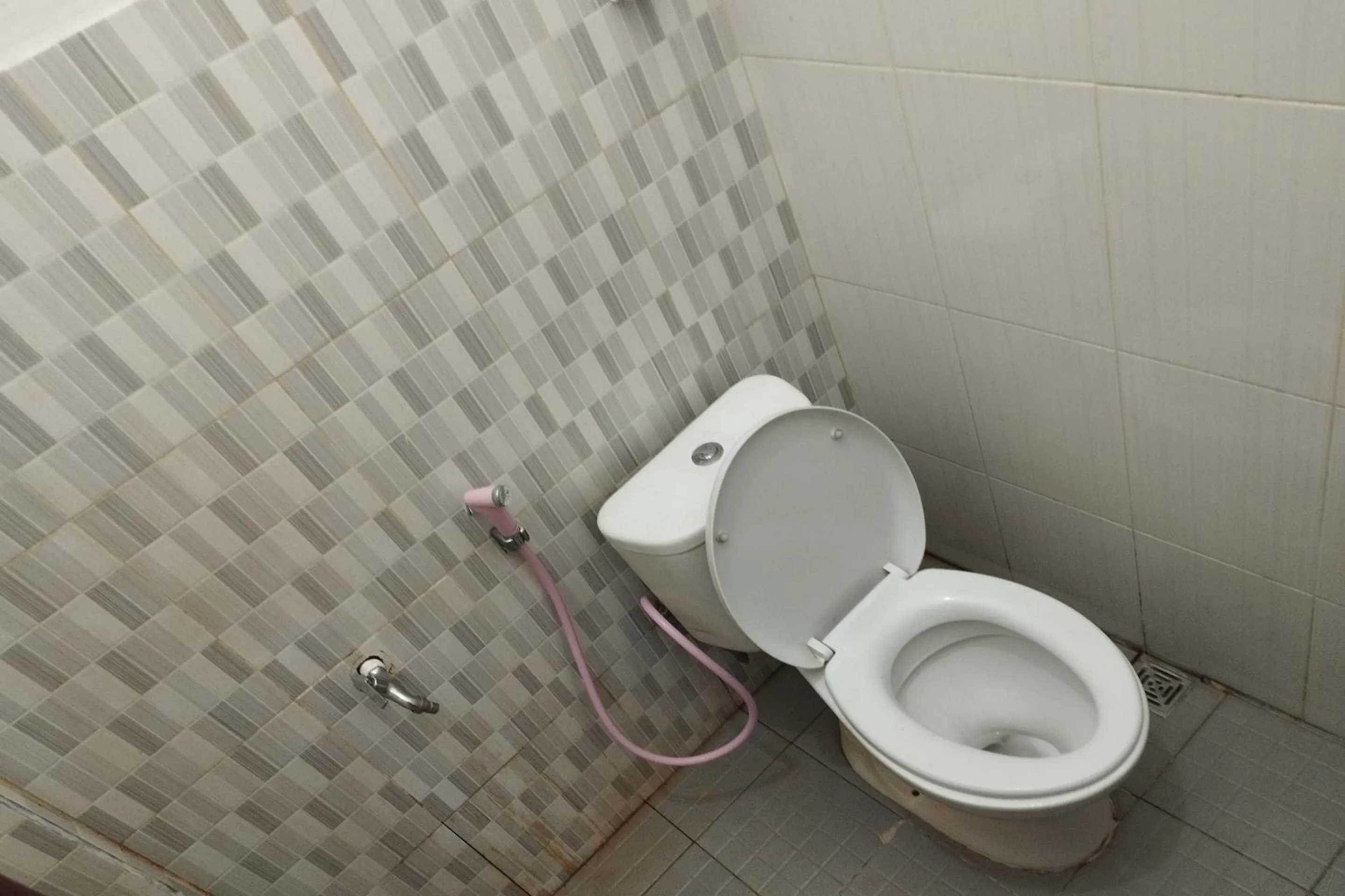 Bathroom in Hotel O Penginapan Naya Rita