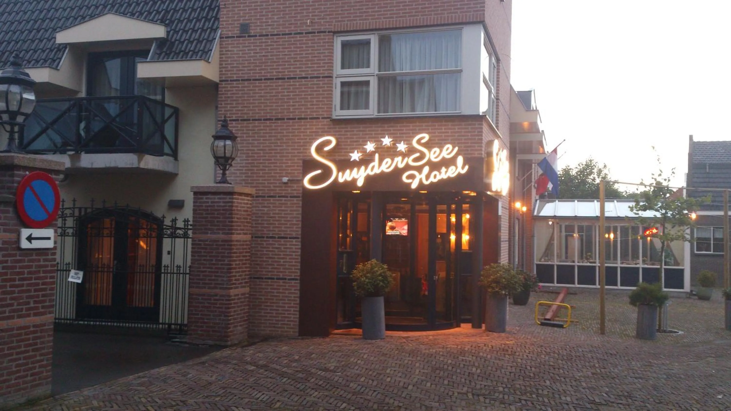 Facade/entrance in SuyderSee Hotel