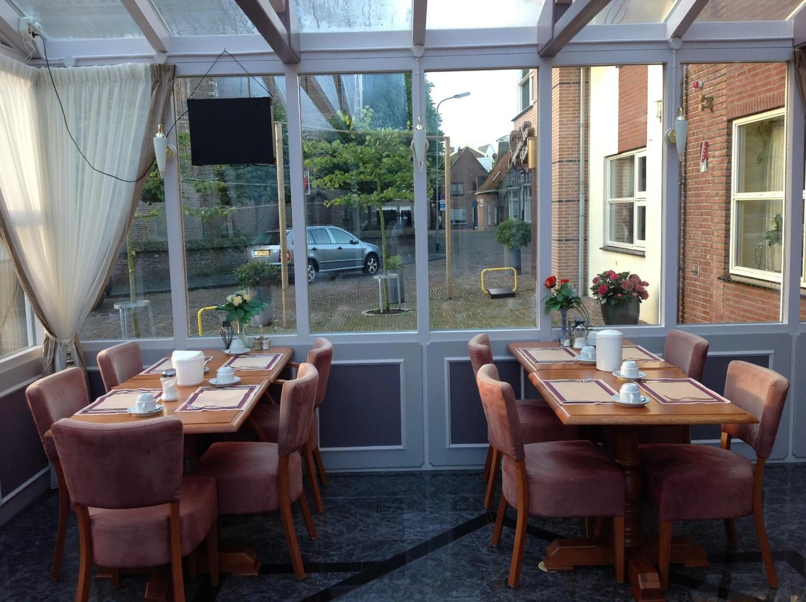 Restaurant/places to eat in SuyderSee Hotel