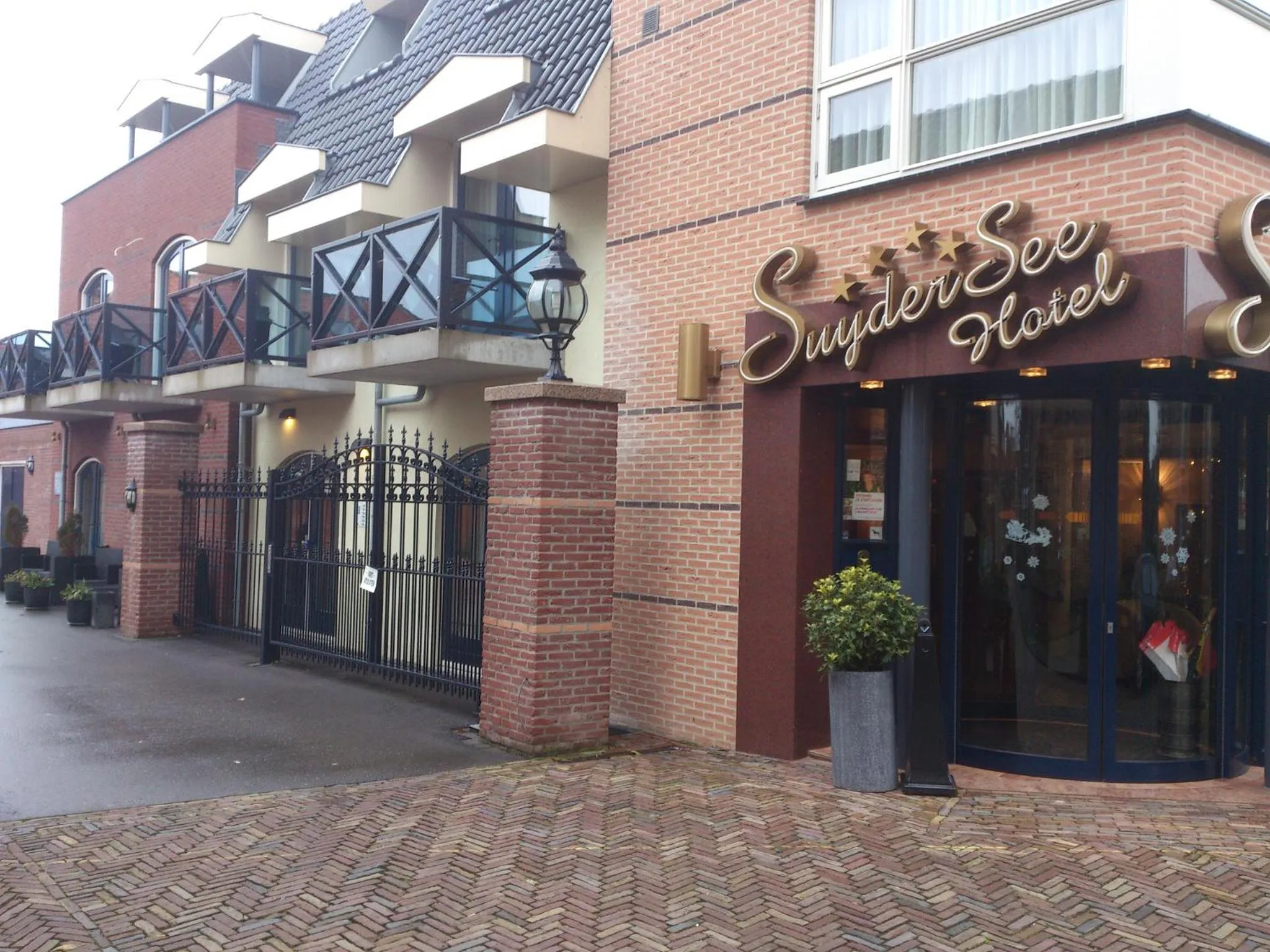 Facade/entrance in SuyderSee Hotel