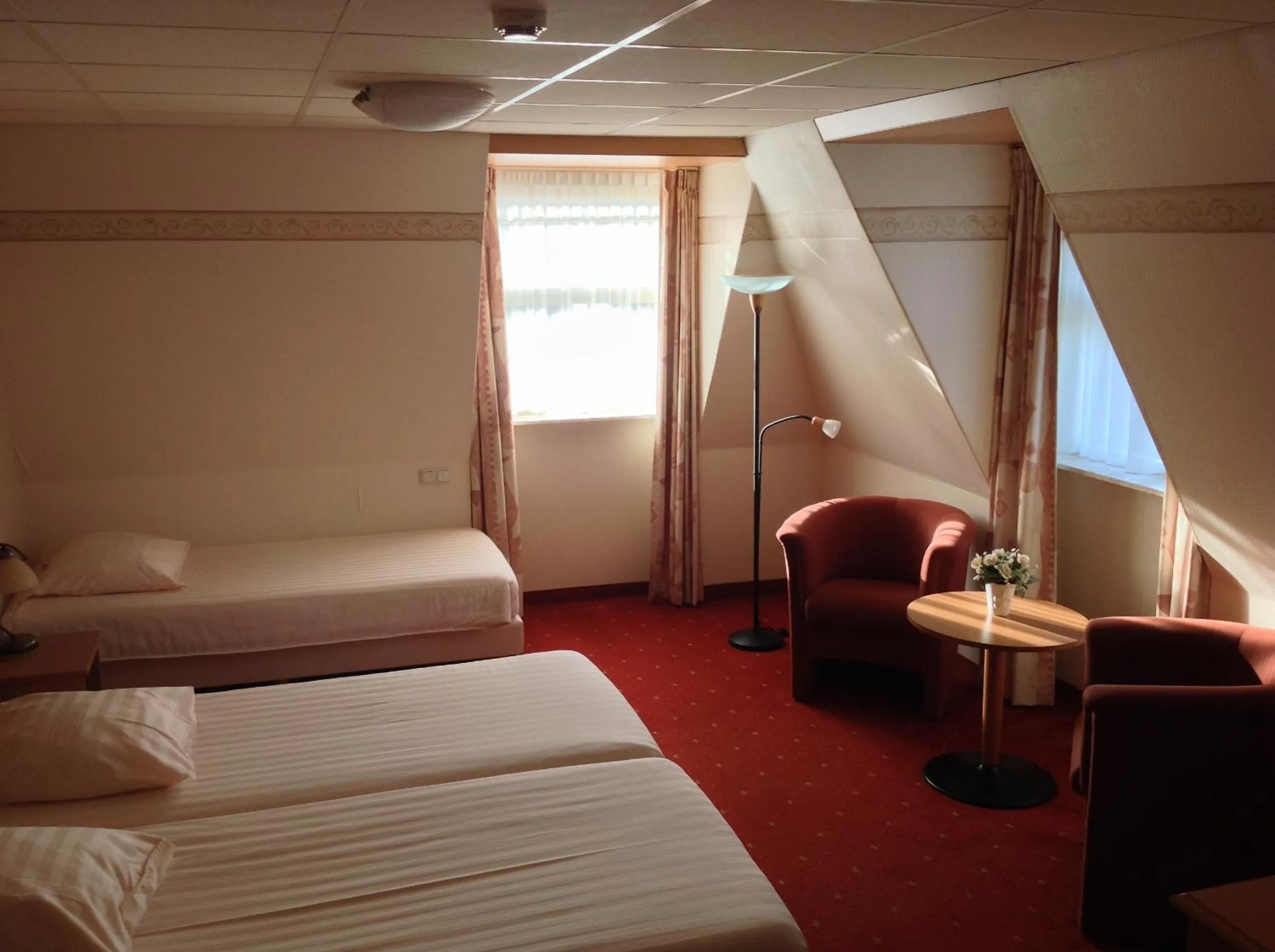 Photo of the whole room, Bed in SuyderSee Hotel