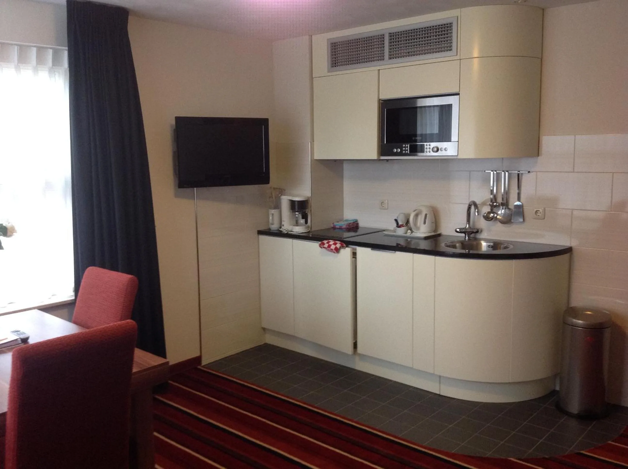 Kitchen or kitchenette in SuyderSee Hotel