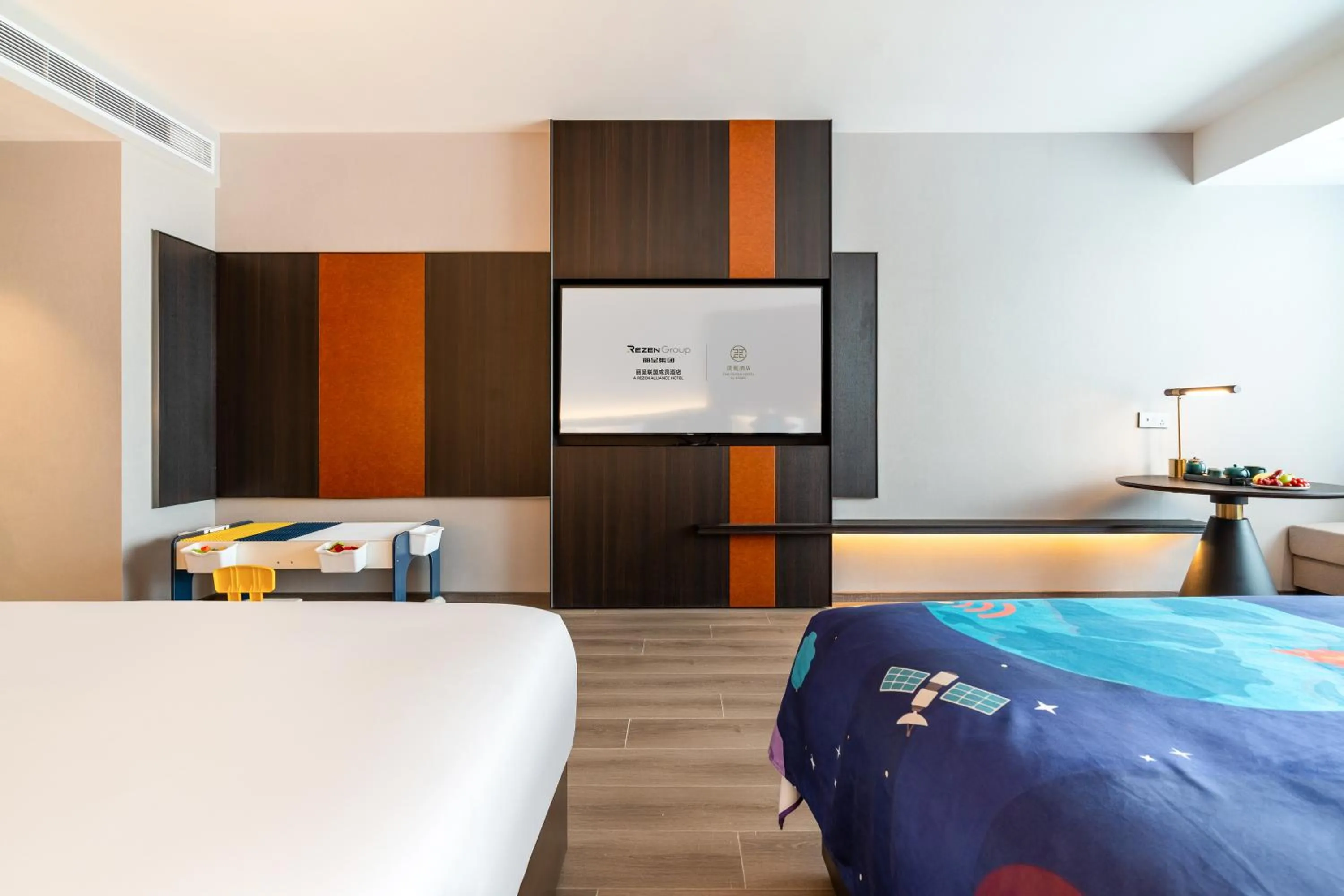 Photo of the whole room, Bed in The Puyan Hotel Hangzhou Jiubao