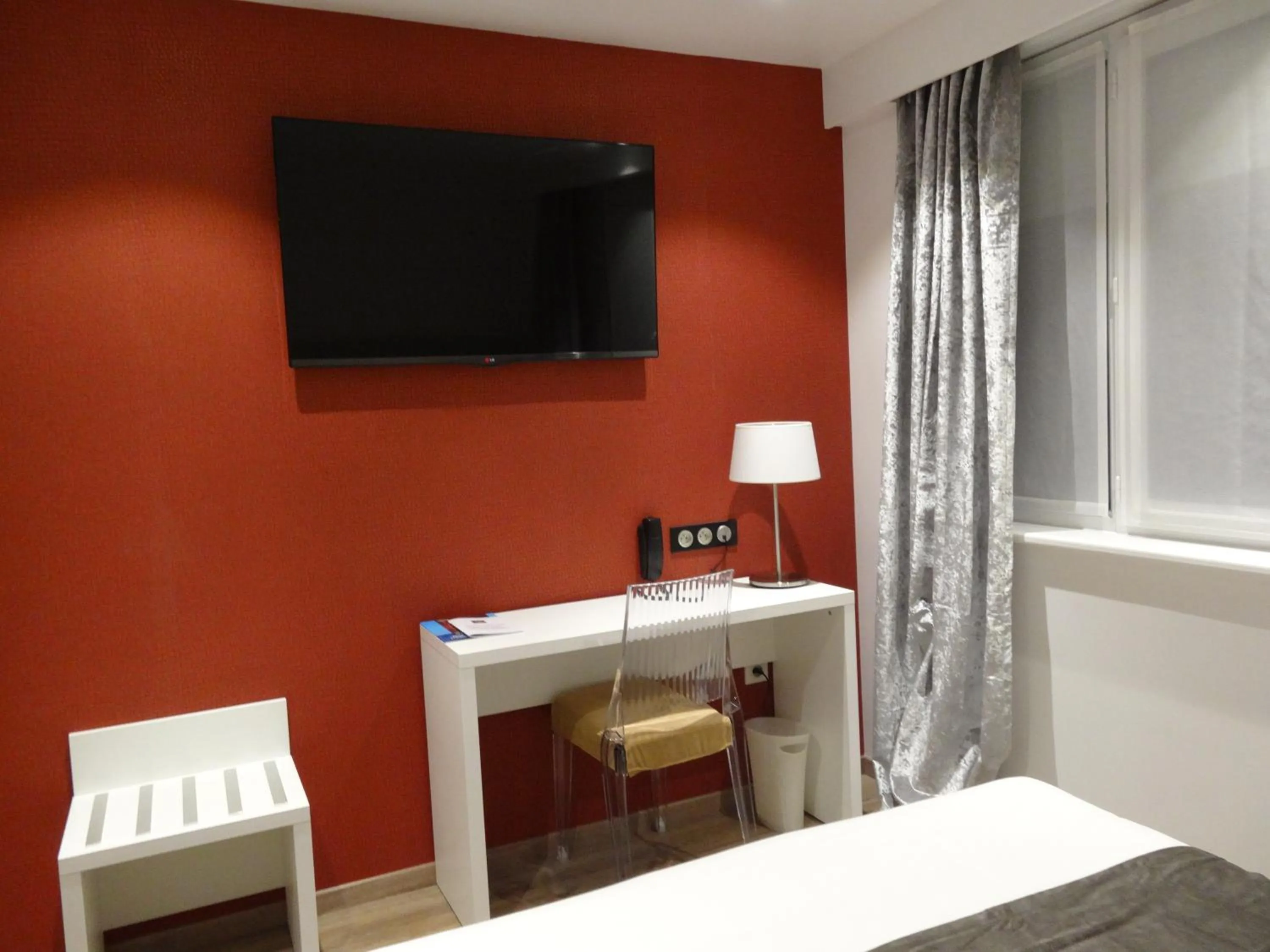 Seating area, Bed in Hôtel de la Paix