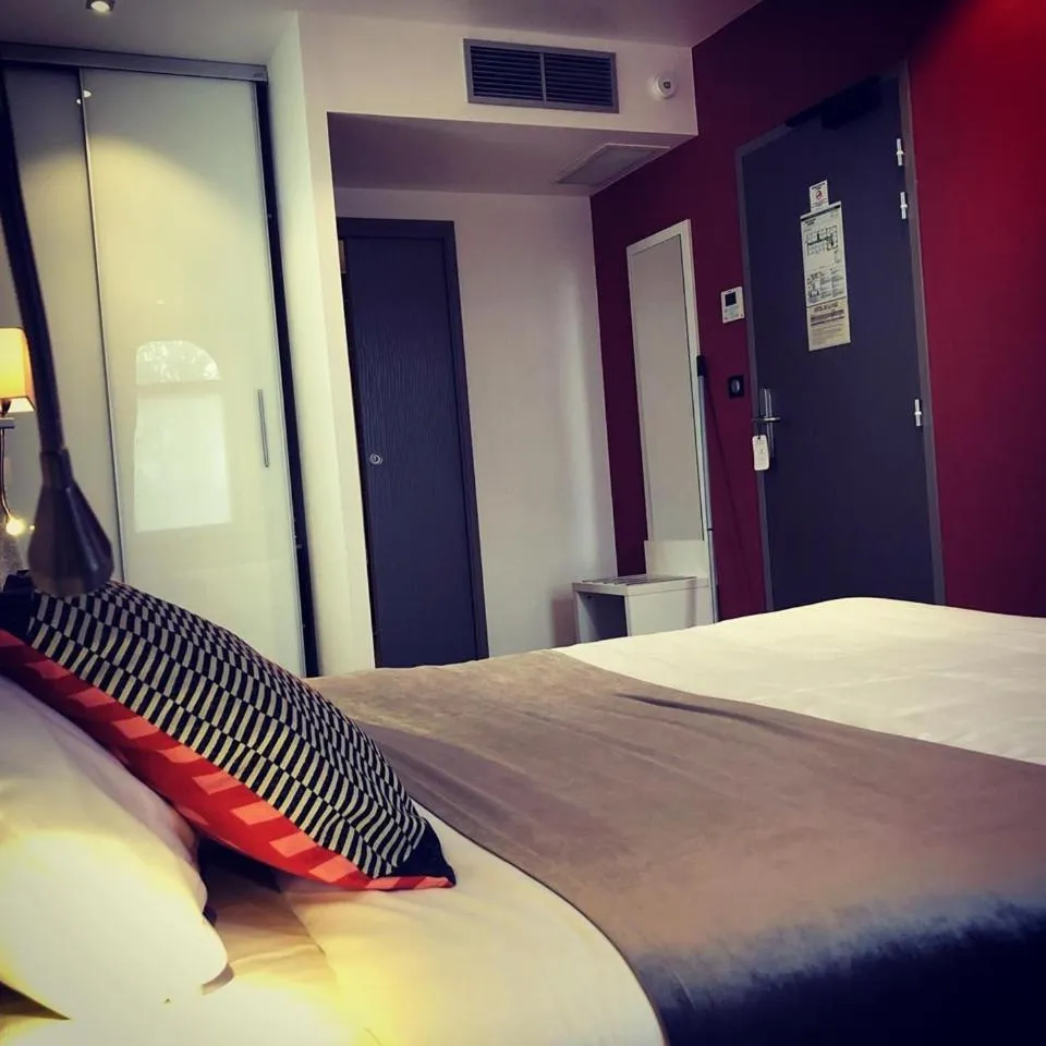 Bed in Hôtel de la Paix